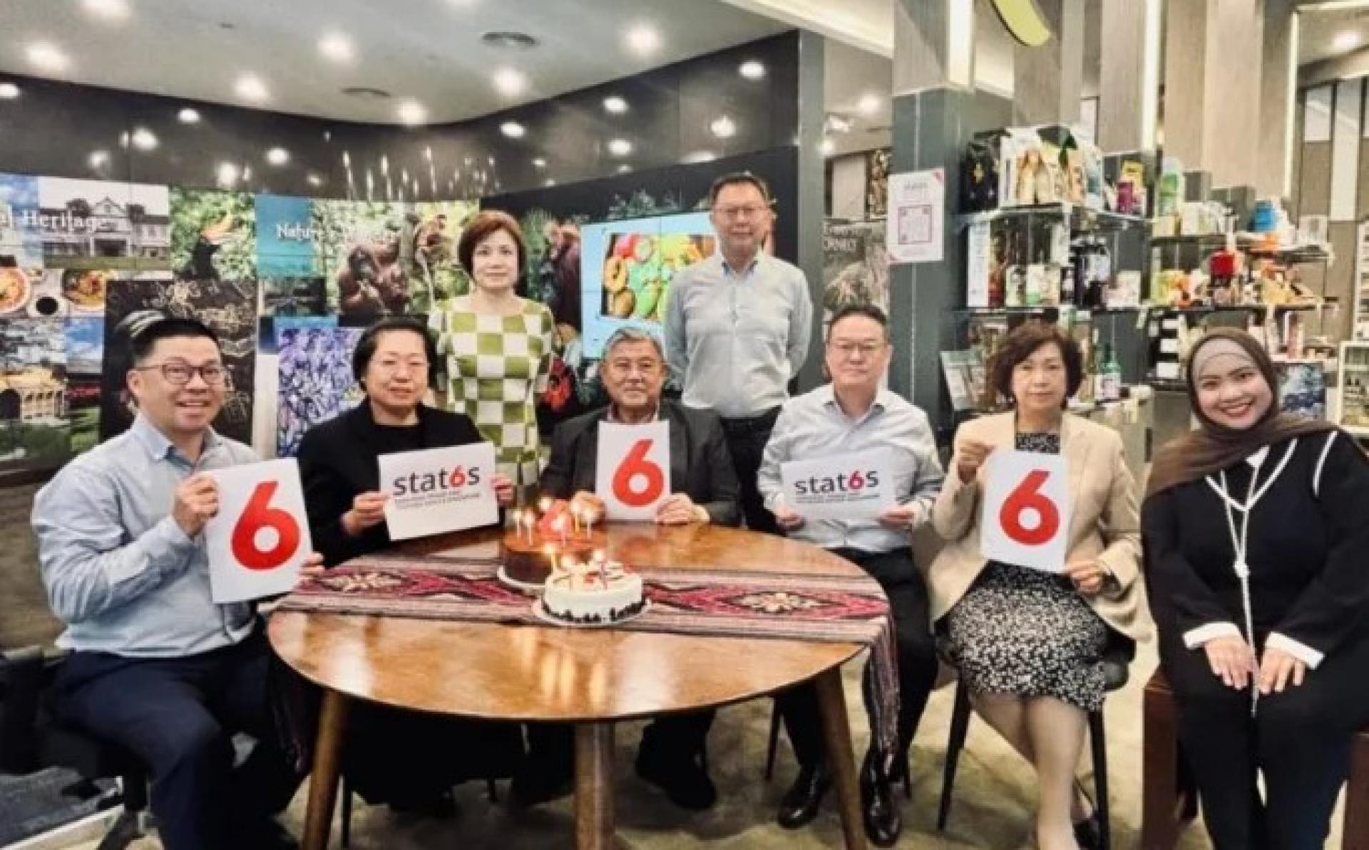 STATOS团队及合作伙伴在新加坡举行的周年庆活动中，庆祝砂新关系的加强与发展。