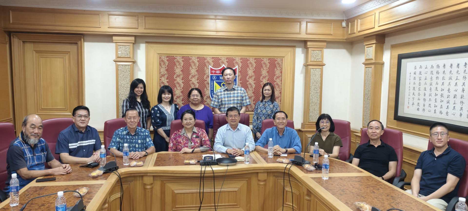 “美公闪耀80”文娱晚会筹备汇报会。“美公闪耀80”文娱晚会筹备会成员于汇报会合影。前排左起为蔡明耕董事、伍思强董事、宋志强董事、陈泳伽校长、李开运董事长、符渊源副董事长、沈玲玲董事、谢奕发董事，以及李健强董事。