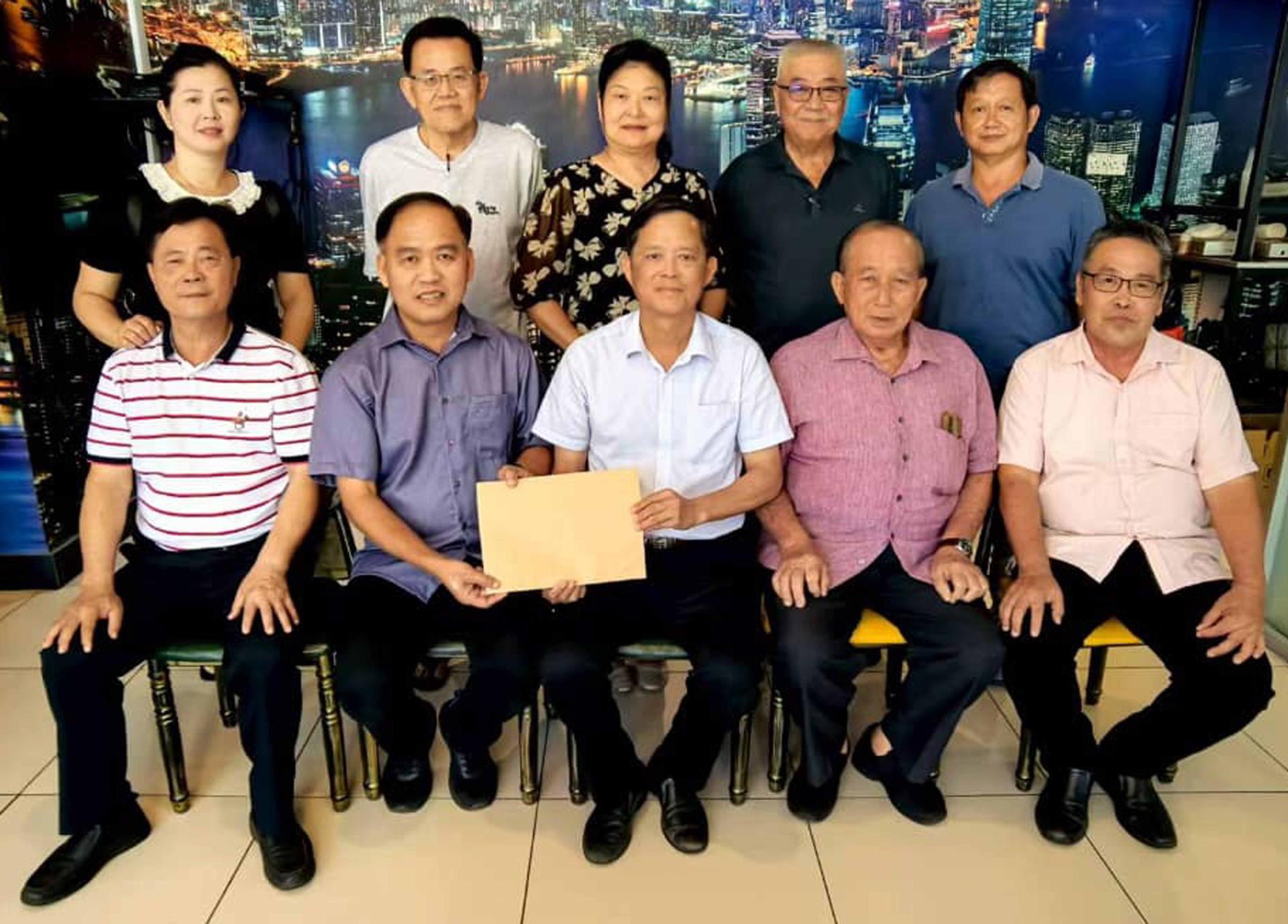 西连省蔡氏工委会主席蔡传双(左二)移交目前已经收集到的族谱资料予蔡远东时摄；前排:左一为蔡金湖，坐者左起:蔡伟祥及蔡明唇。