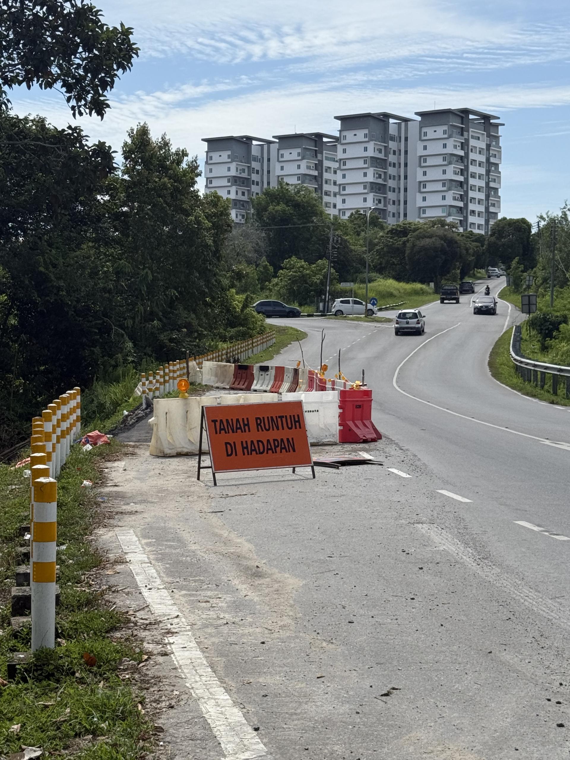 旧廉律路泥土崩塌的道路至今因为修补的素质问题和防护栏未被安置而导致拆除还未对外开放，对驾驶人士造成威胁和极度不便。