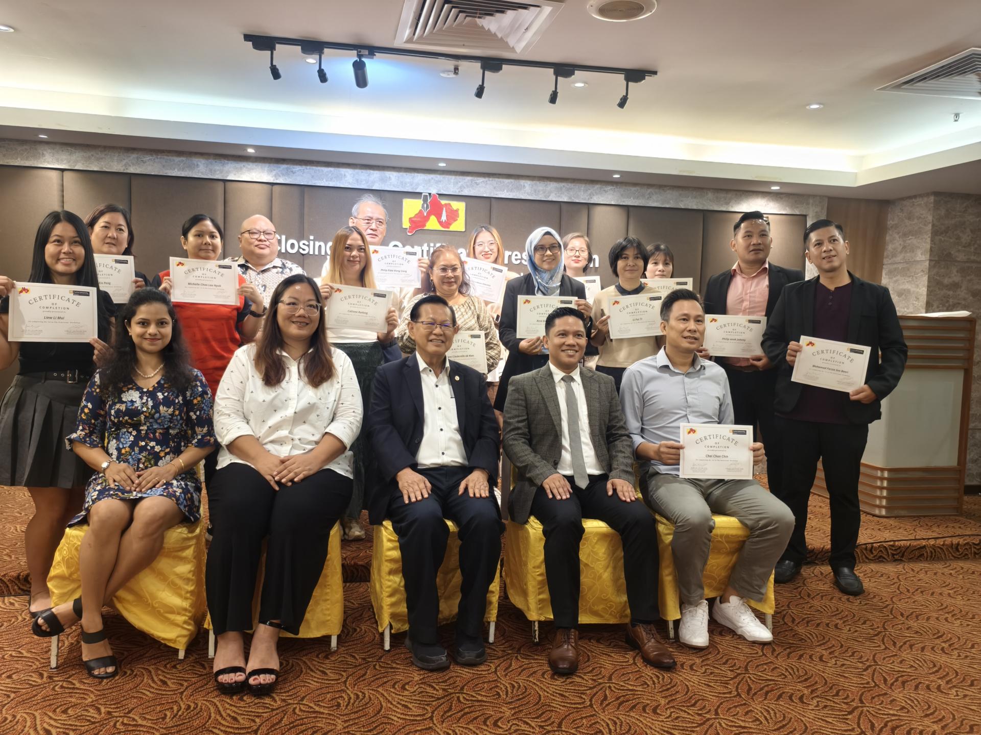 砂拉越交通部长拿督斯里李景胜（中）在北砂新闻从业员协会首度举办“新闻编辑室中的人工智  能（AI）”课程结业暨颁发证书仪式后，和与会者合影。