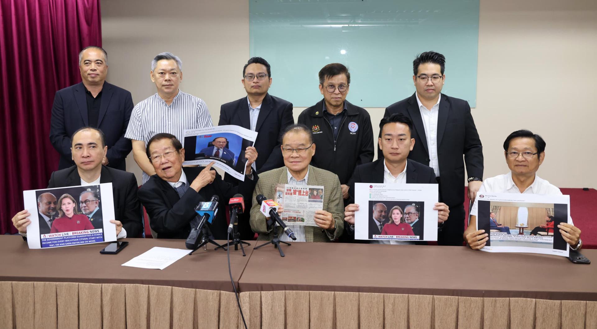 张天赐（坐者左2起）和陈锦等人召开记者会，左起余家福、袁展豪、蔡亚伍、张文杰（后排左起）、林炳顺、刘凯伦、周志强与蓝登伟。