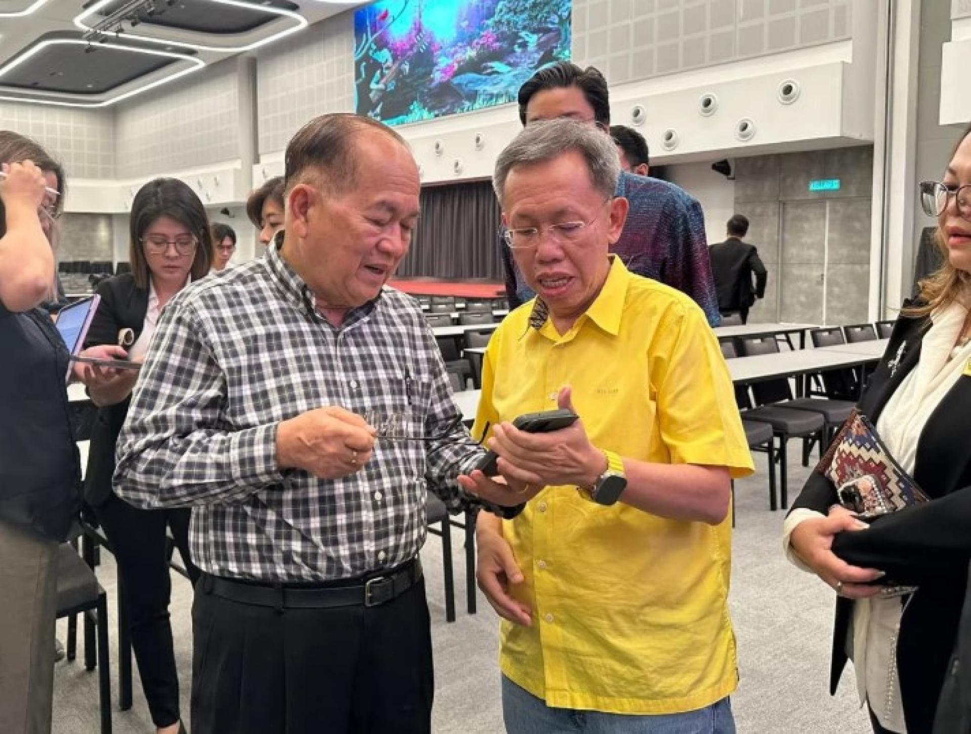 沈桂贤医生（右）与副总理拿督阿玛道格拉斯（左）轻松交流，气氛融洽。