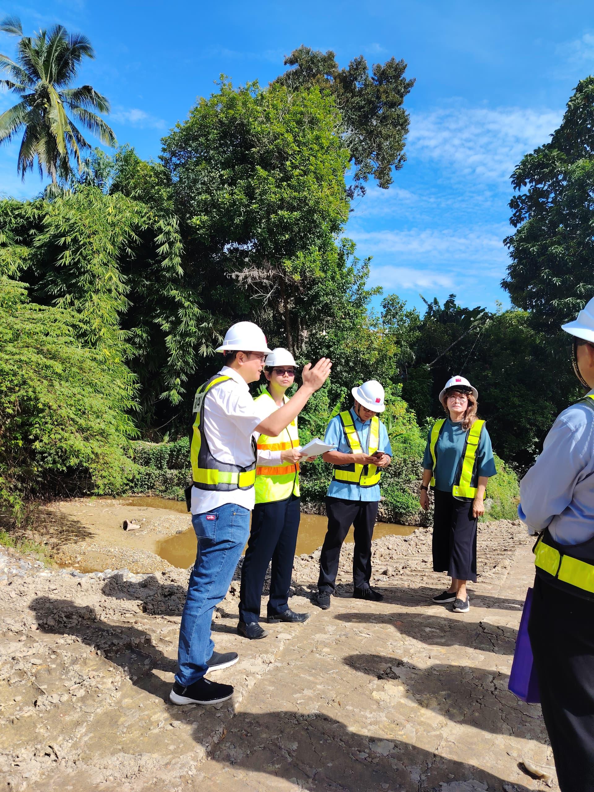 彭小菶（左1）与美里公共工程局官员、承包商Endaya Construction工程师、甲必丹余继香等人了解工程进展情况。