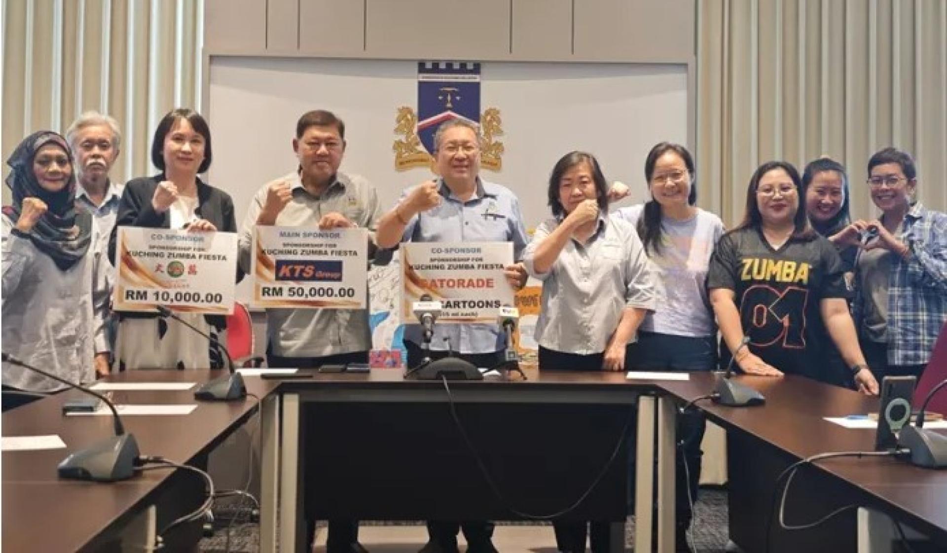 黄鸿圣（左5）、再依迪（左4）、Judy Kho（右5）等人于2025年7月8日在古晋南市总部出席Zumba嘉年华记者会。