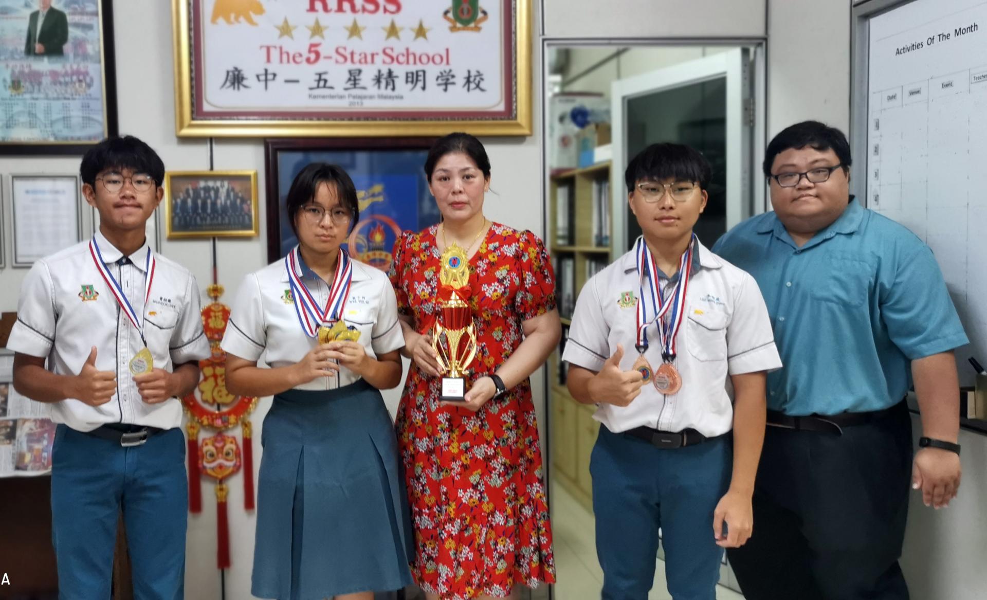 廉律中学学生在2025年MSSB射箭锦标赛中表现亮眼，勇夺多项殊荣。左起为曾励腾同学、黄于绮同学、校长江佩娟、李明庭同学与带队老师许咏凯合影留念。
