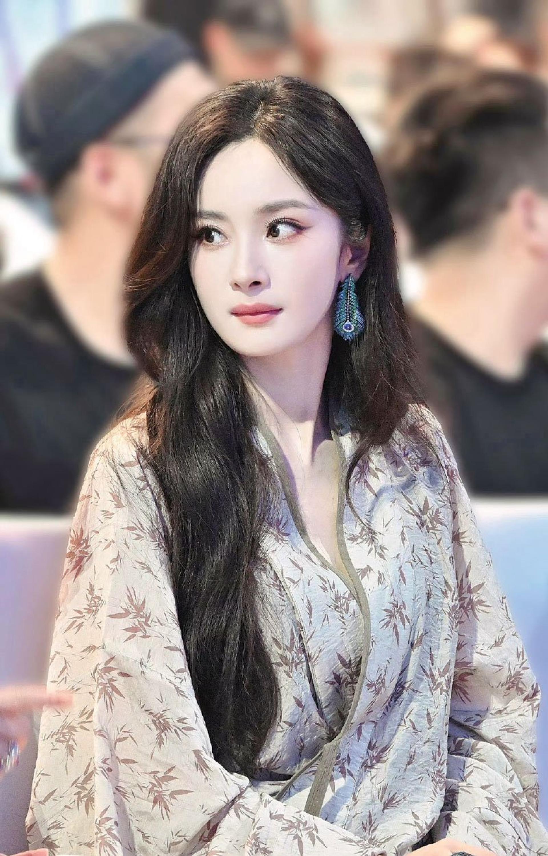 杨幂优雅高贵。