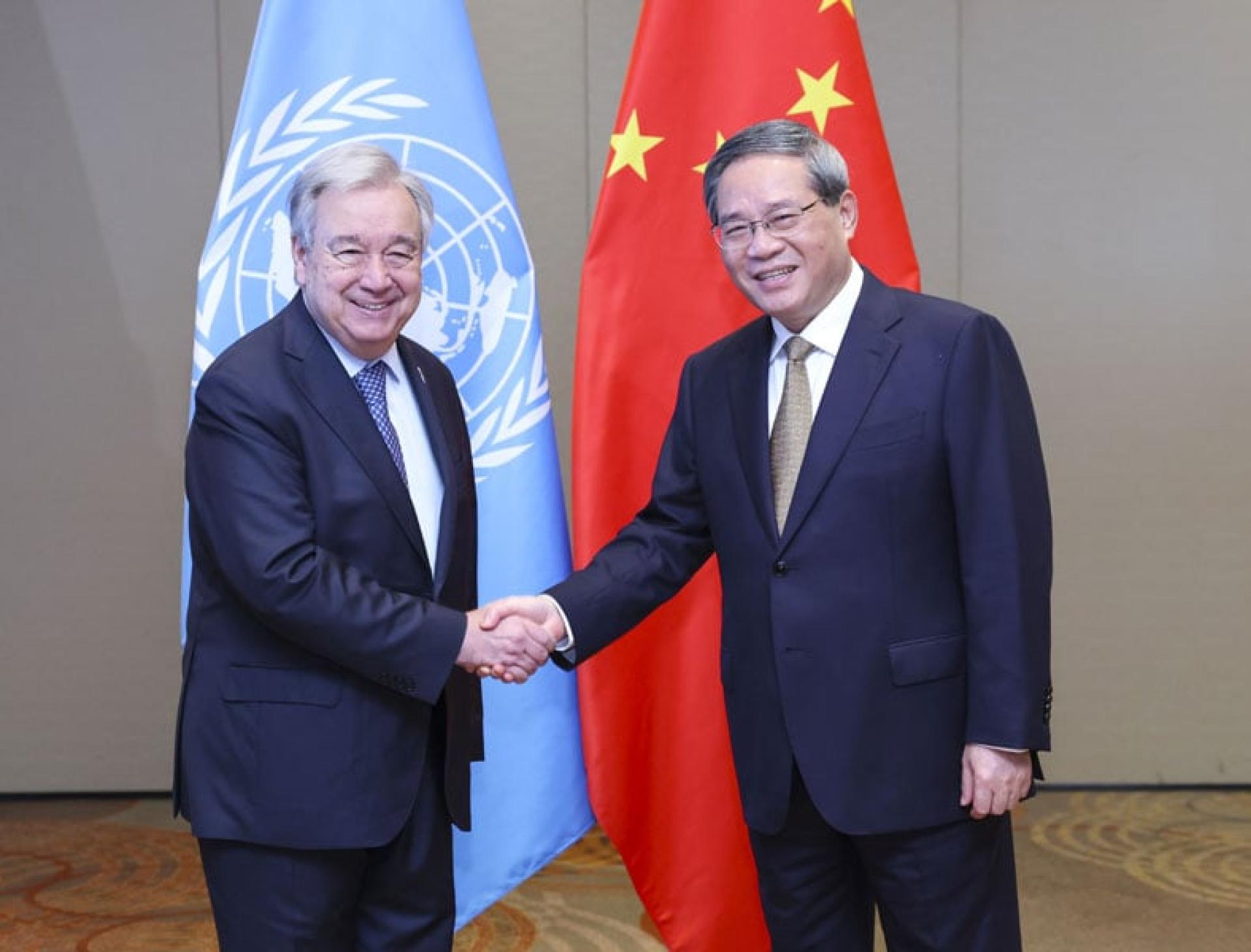 中国总理李强（右）于当地时间8日在巴西里约热内卢会见联合国秘书长古特雷斯。（图：新华社）