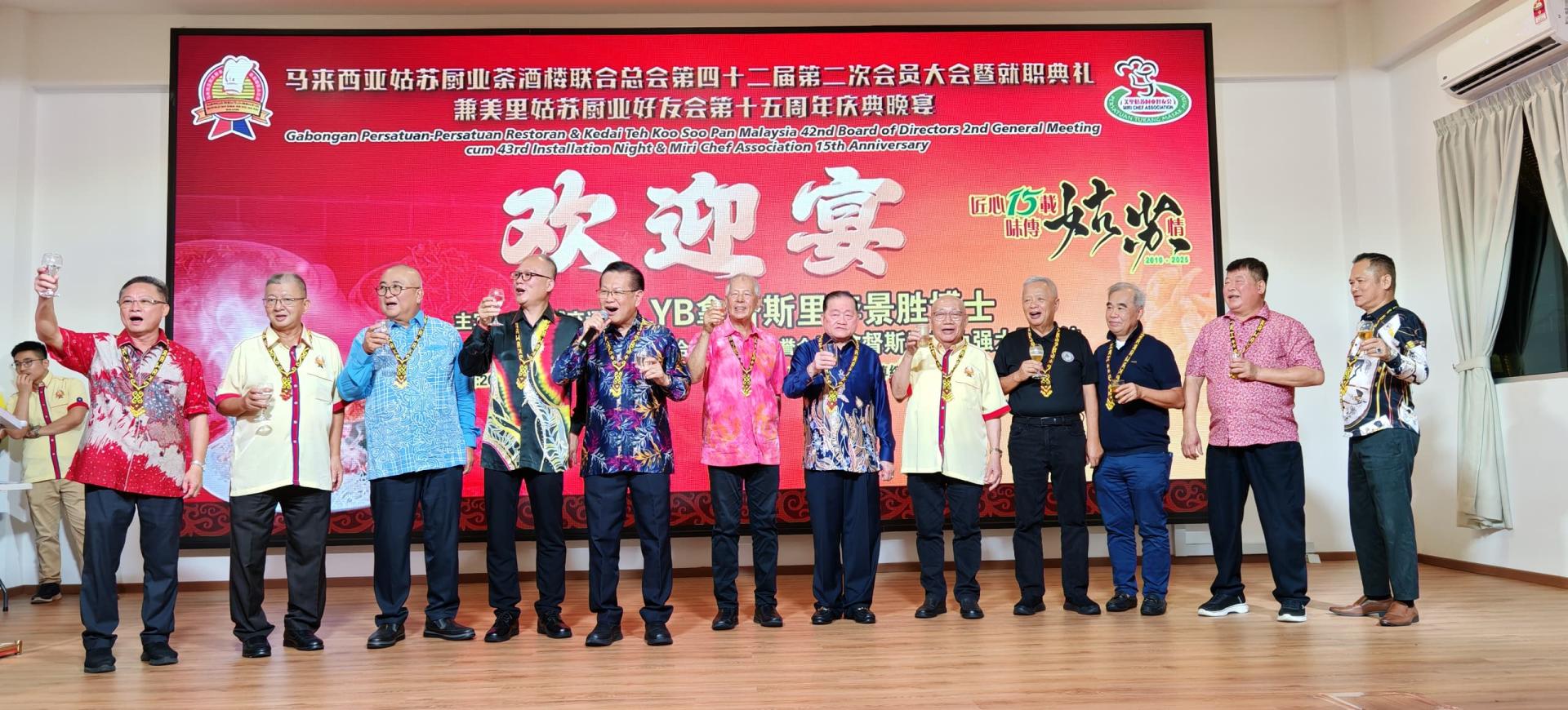 左2起为总会长黄守群、美里市市长俞小珊、大会主席杨  万强、主宾拿督斯里李景胜、拿督陈超耀、特别嘉宾拿督斯里刘为强，  以及众嘉宾们向来自国内外来宾进行敬酒仪式。