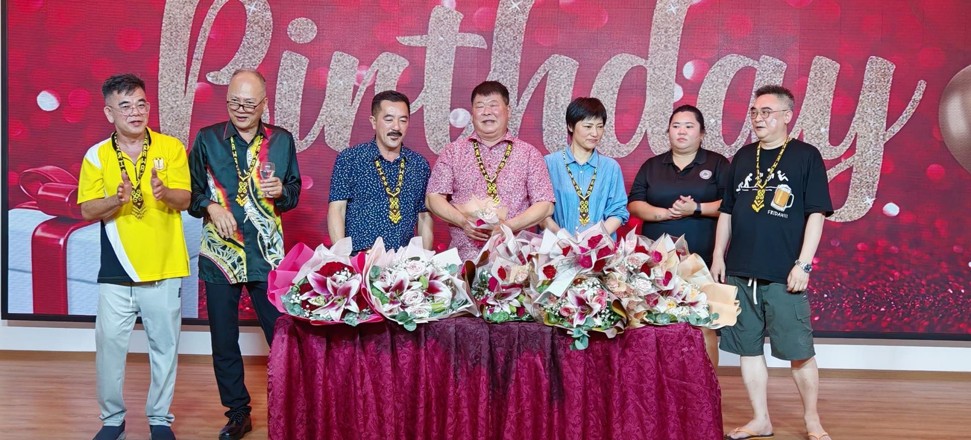 晚宴为寿星们庆生，左2为杨万强。