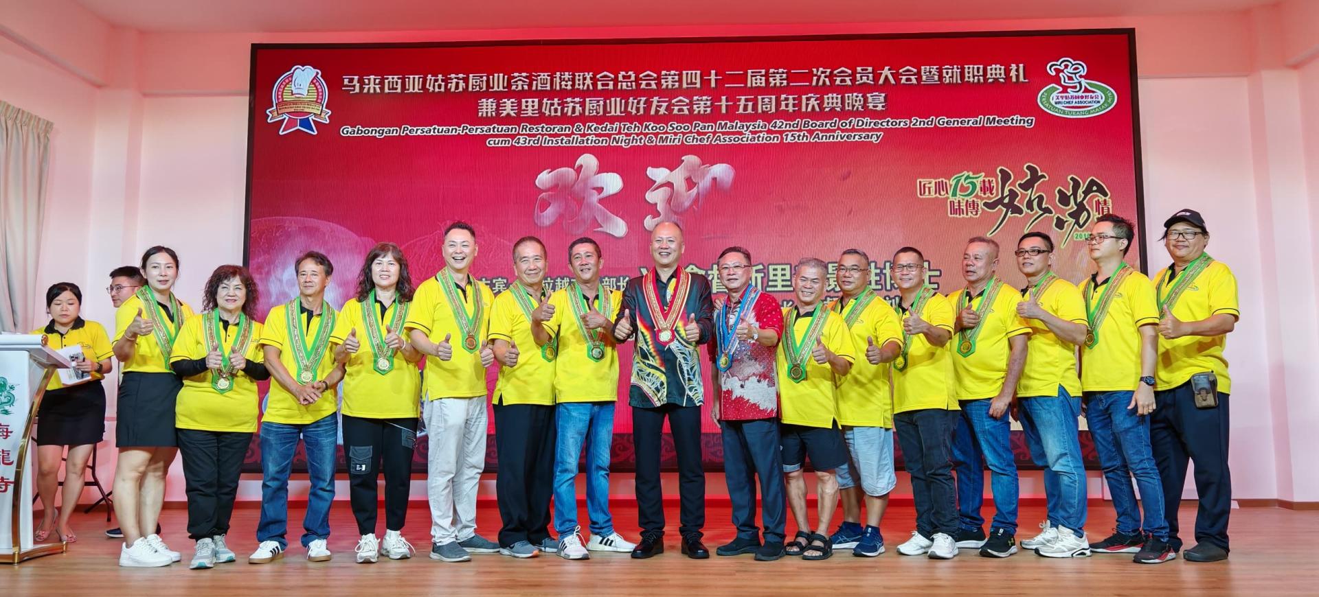美里姑苏厨业好友会主席杨万强（右9）颁发挂牌予理事成员后合影。