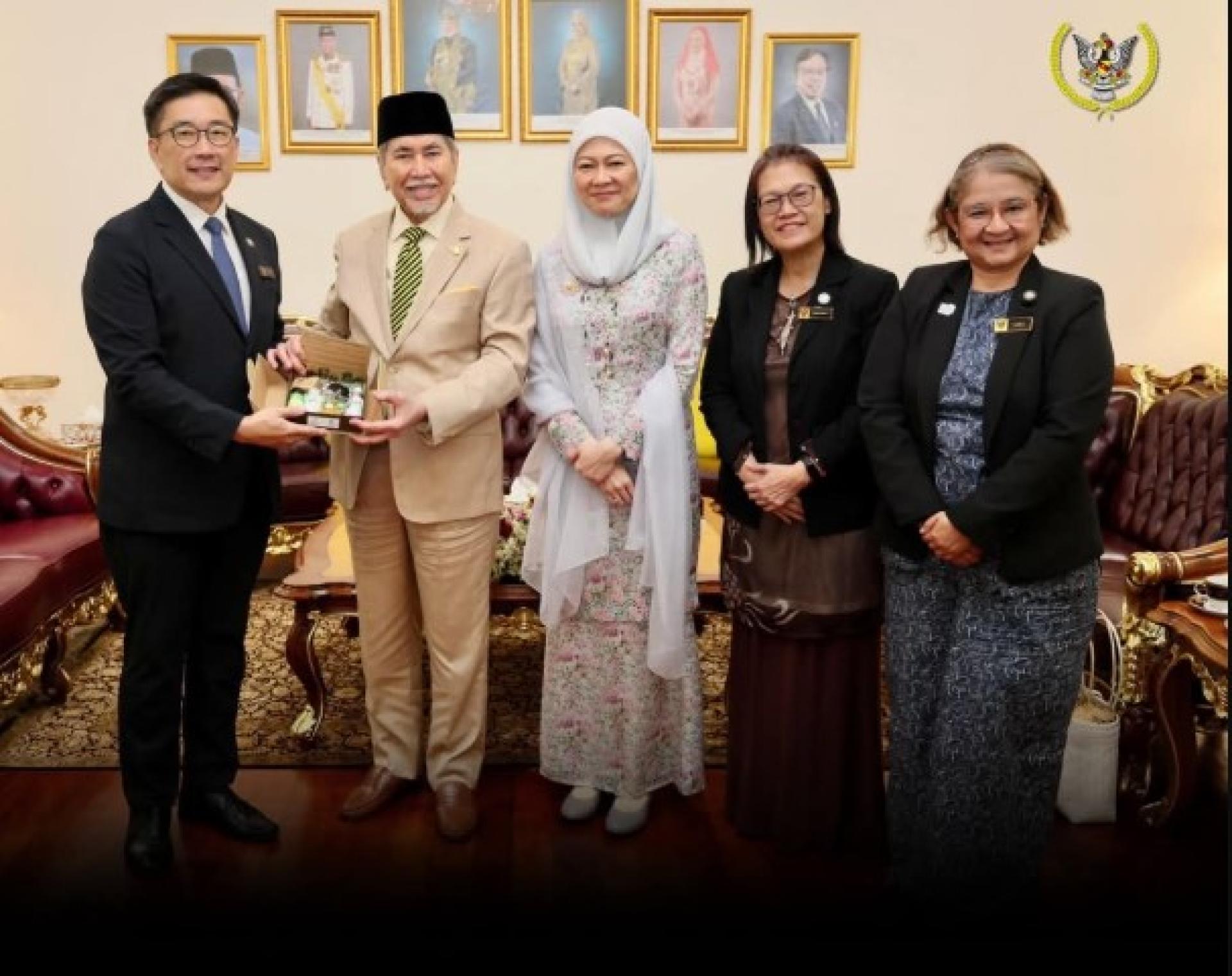 SBC首席执行员拿督杨中正博士（Datuk Dr Yeo Tiong Chia）率领，于今日在州元首府（Astana Negeri）受到元首旺朱乃迪及其夫人拿汀巴丁宜法兹雅莫哈末沙努西的接见。