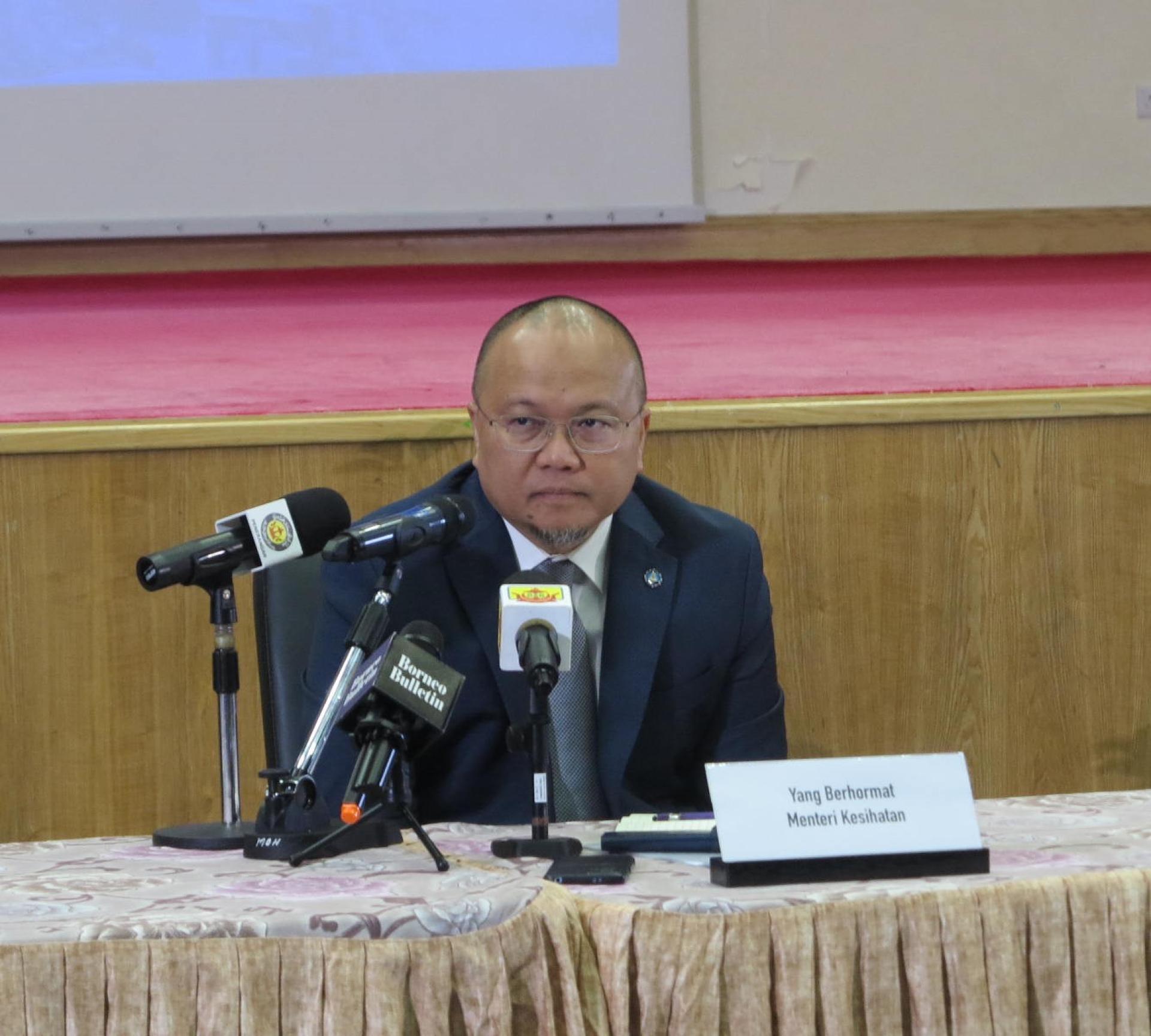 卫生部长拿督依桑在新闻发布会上摄