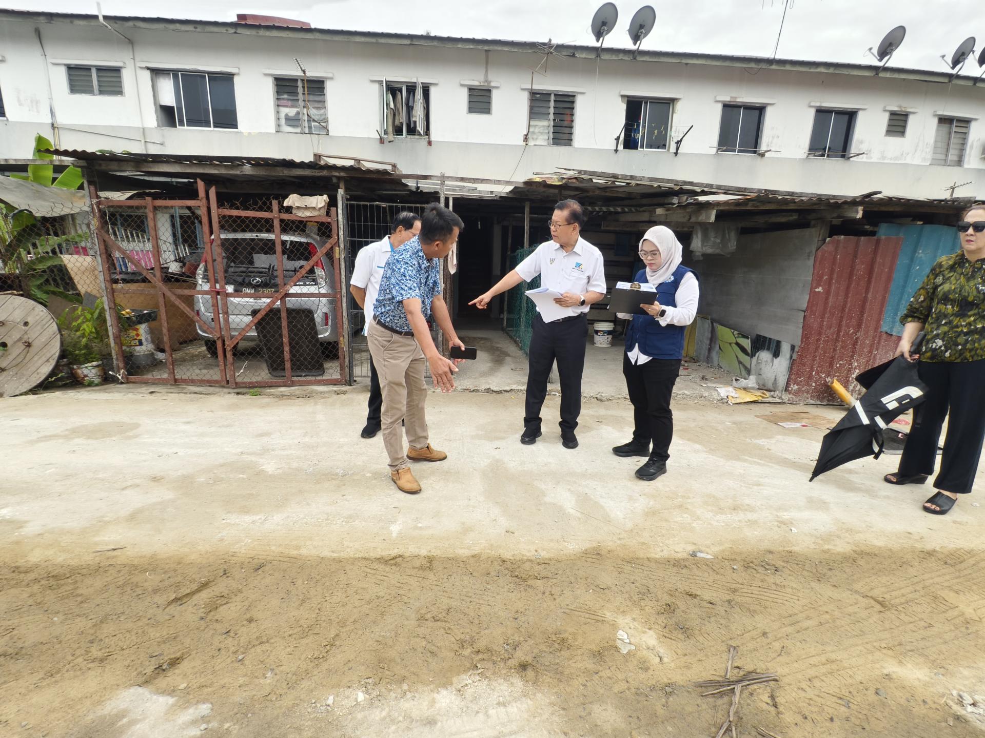 史纳汀区州议员拿督斯里李景胜（中）实地巡视及了解，美里柏迈再也区巡视拿督柏玛苏里2路C巷排水系统升级工程。