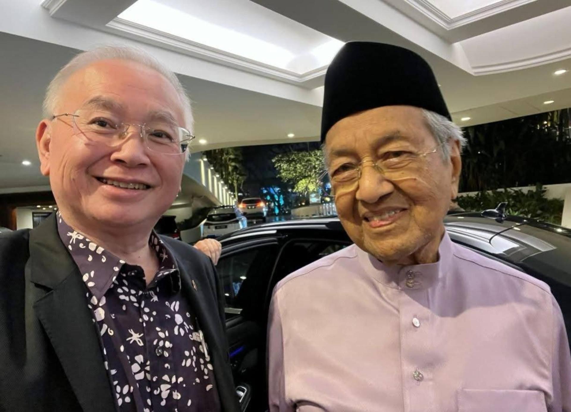 魏家祥感谢前首相敦马哈迪为国家和社会所作出的贡献，并指百岁高龄的敦马被公认为勤奋、永不气馁的领袖，绝对是新一代人的学习对象。