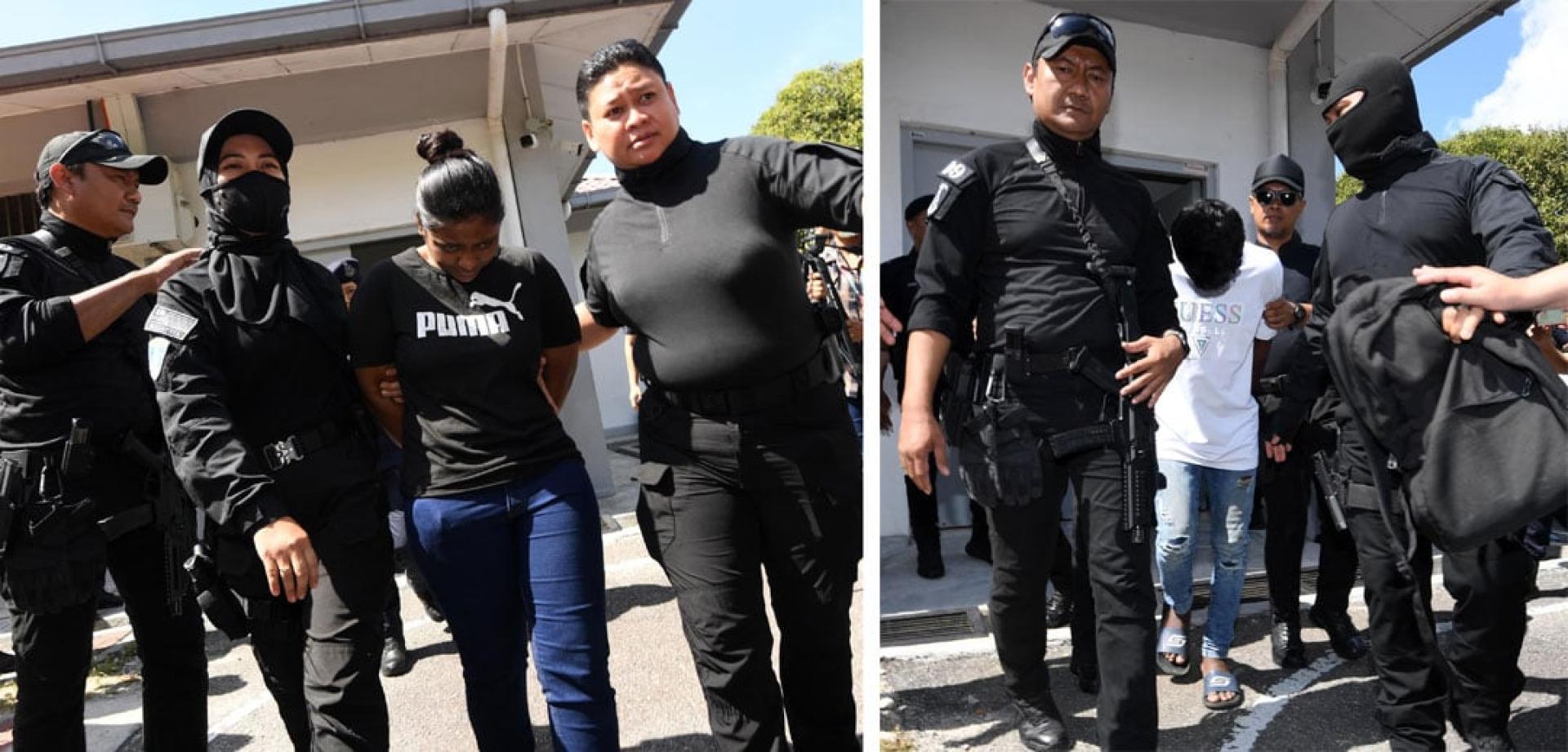 男女被告被荷枪实弹的警察押送离开法庭。