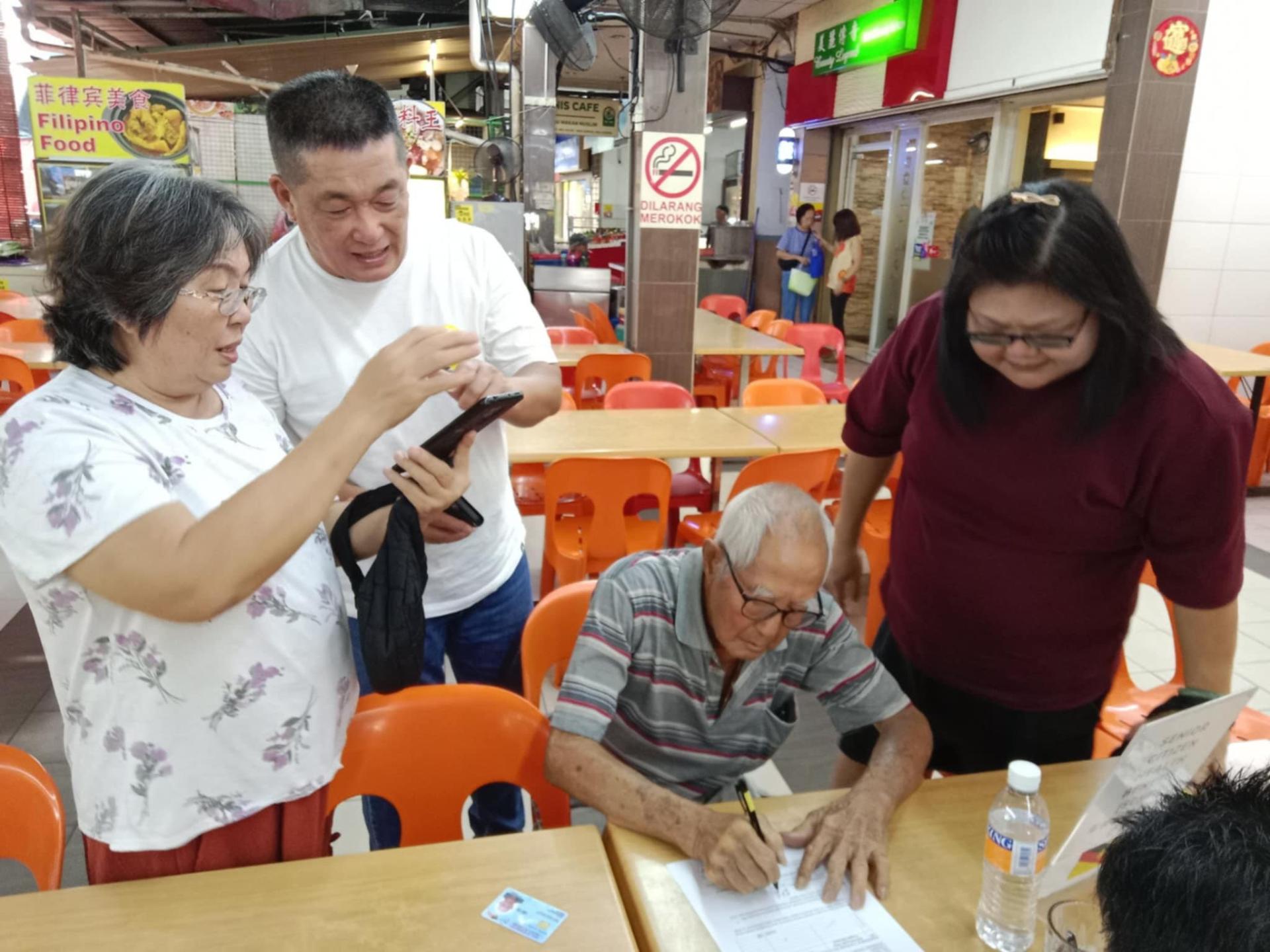 巴都林当区州议员施志豪（站左2）积极协助民众申请砂政府各类福利。