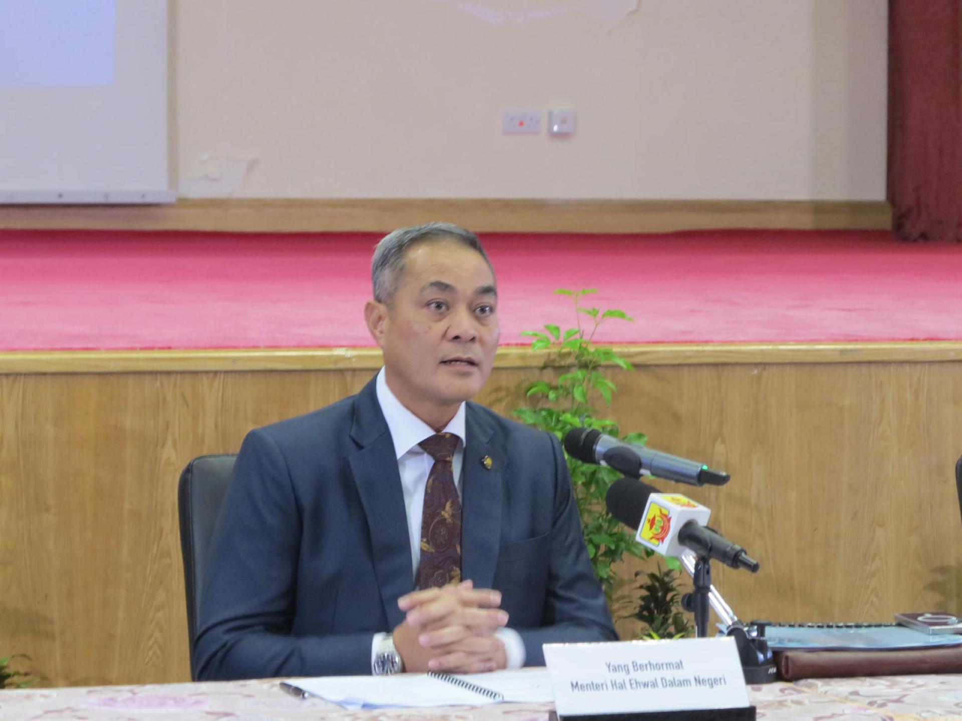 拿督阿马丁在新闻发布会上回答媒体的问题