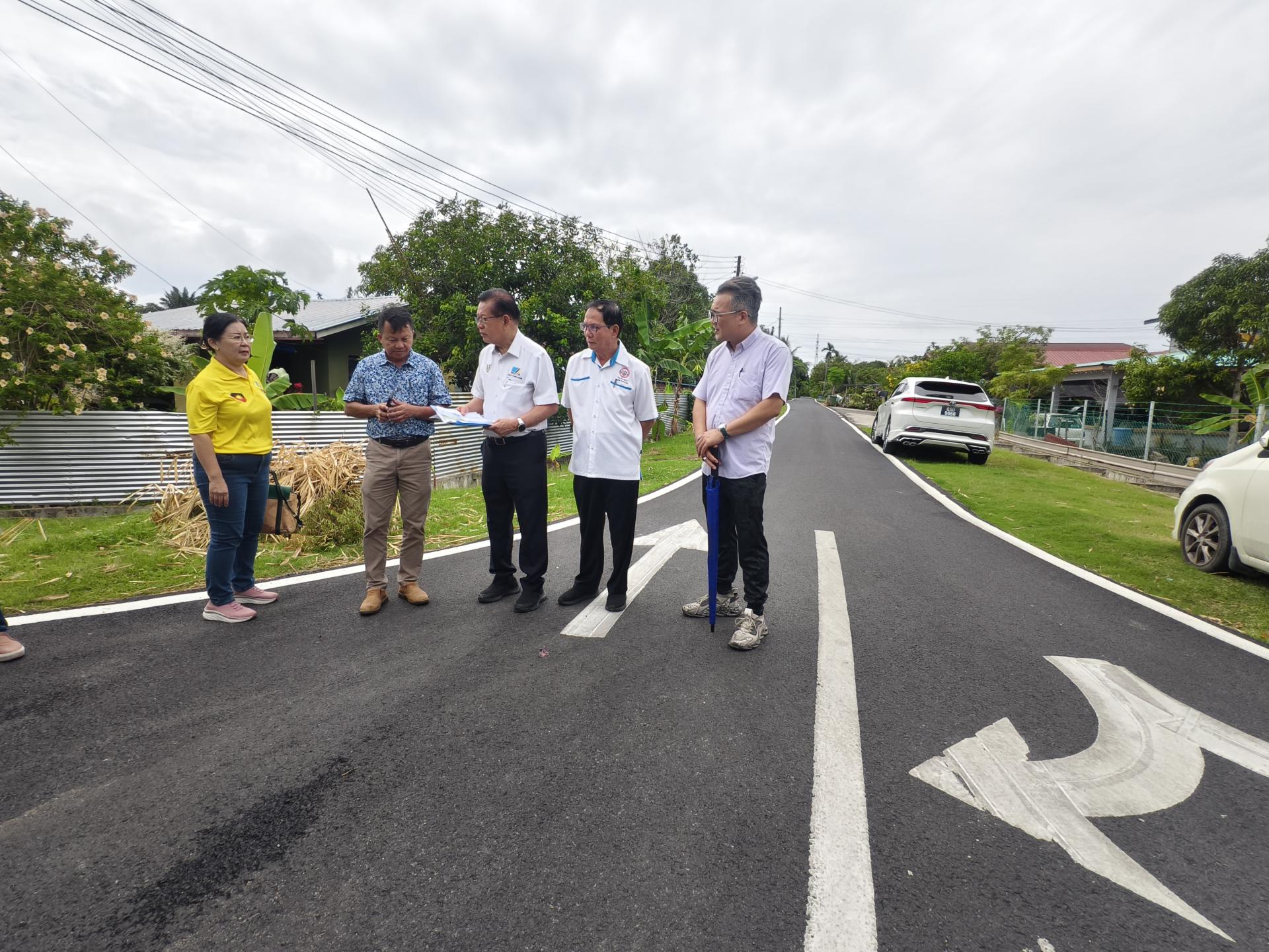 史纳汀区州议员拿督斯里李景胜（中）前往杜当区基央邦道路巡视已经重铺沥青的道路。