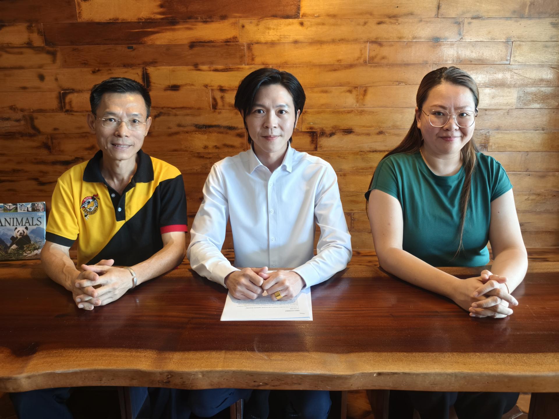左起为肯雅兰全民党最高委员会财政严生仲，组织秘书兼美里区部主席陈祥业，以及副宣传秘书钟晓燕在新闻发布会上合影。