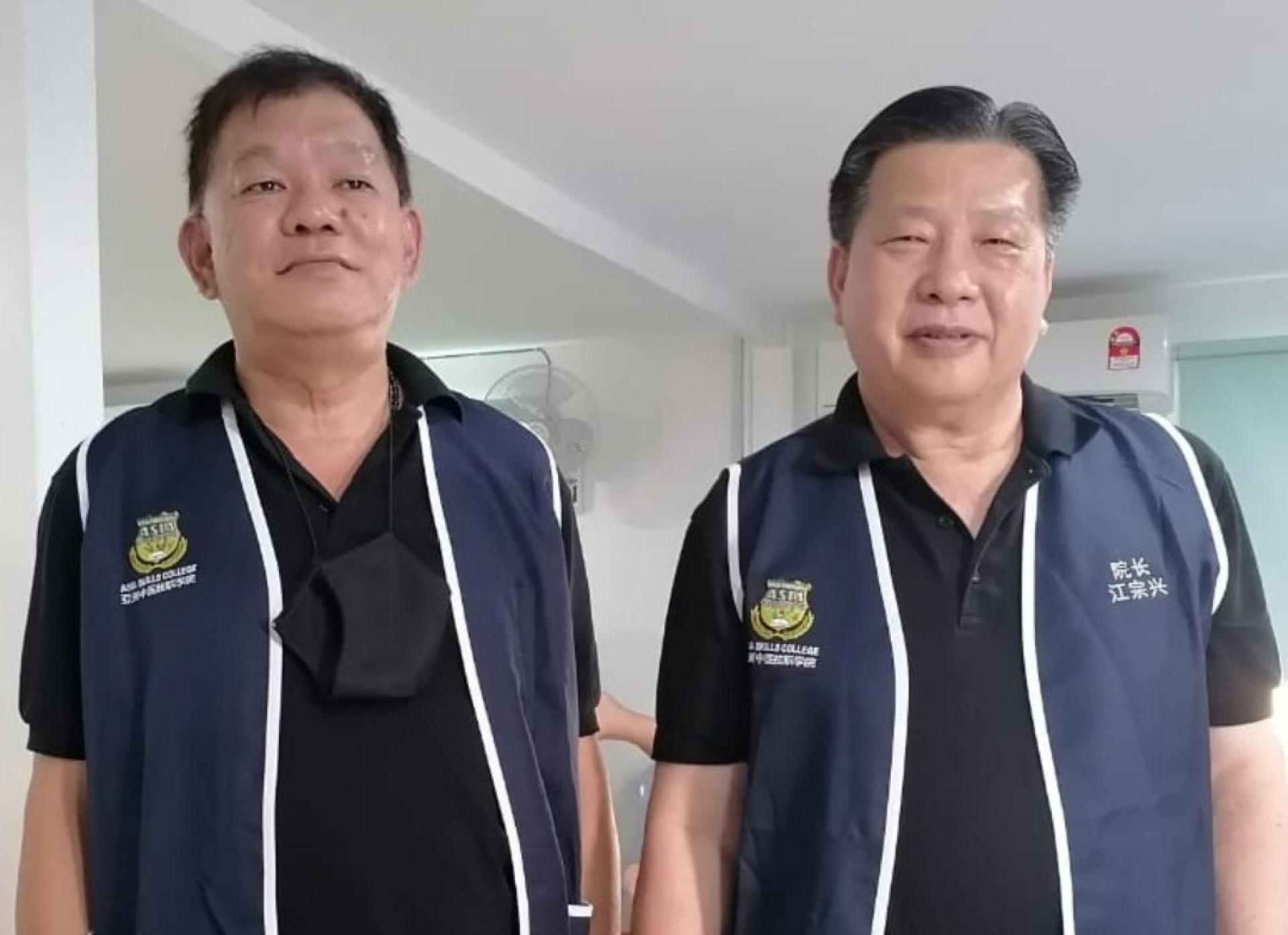 砂医总会长江宗兴（右）与会务顾问陈中兴冀社险当局，让更新自雇保单者继享有优惠。