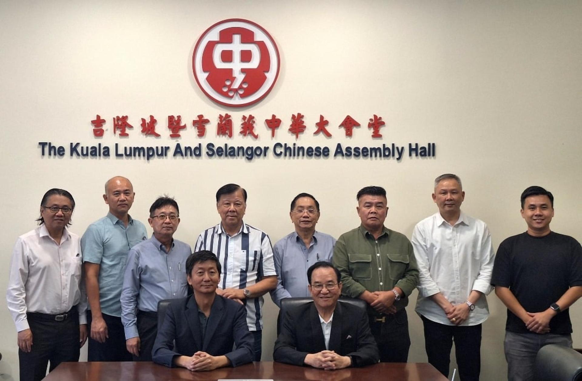 陈坤海（前右）率团拜访隆雪华堂，前左为颜登逸，双方进行了友好交流。