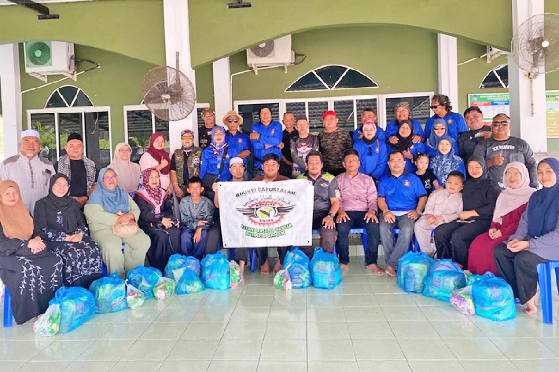 Persatuan Motosikal Kembara协会成员与受惠者合影
