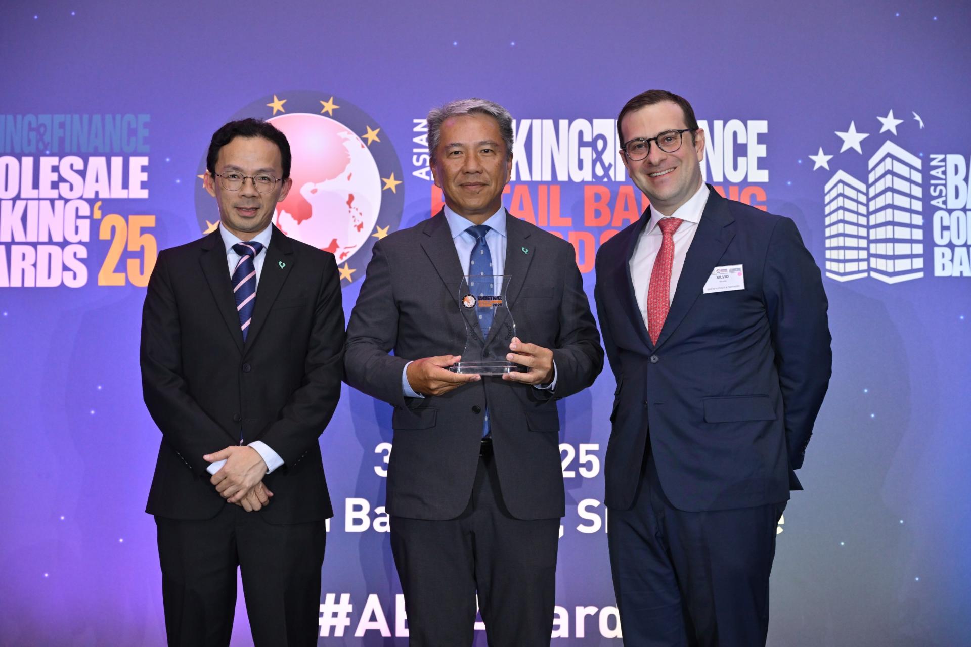 零售银行业务主管林建章和财富管理业务主管Brian Wong领取最佳零售银行奖