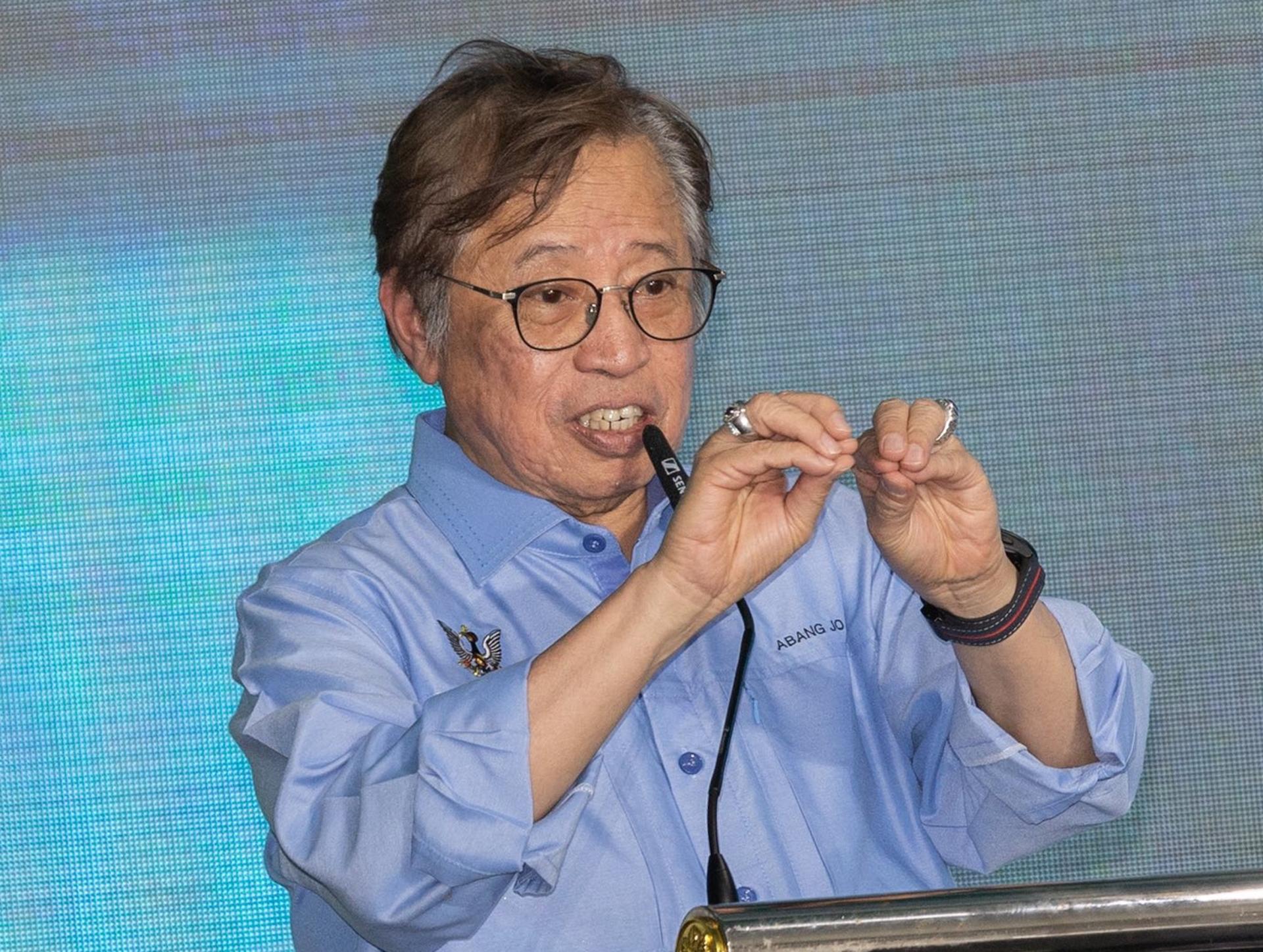 砂总理阿邦佐哈里坦言只要懂得利用，牛粪也可产生经济价值。