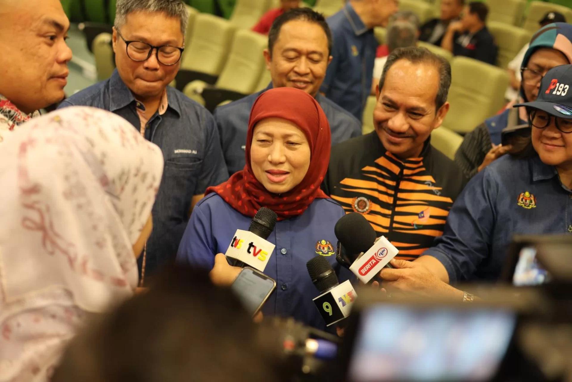 Nancy (centre) speaks to reporters after attending a briefing at Dewan SALCRA Bajo Lundu on the services of key agencies under her ministry.