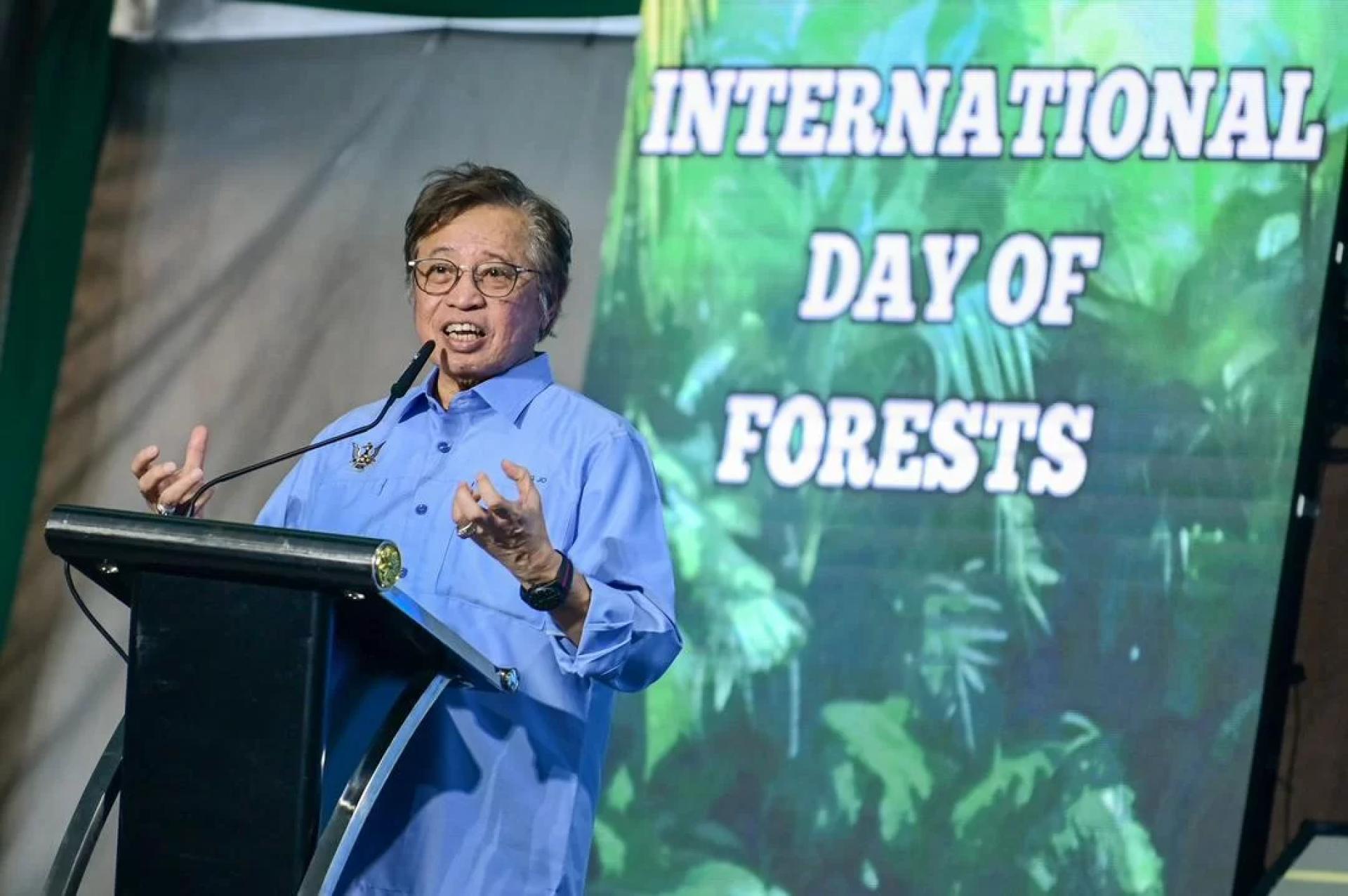 Abang Johari delivers his speech.