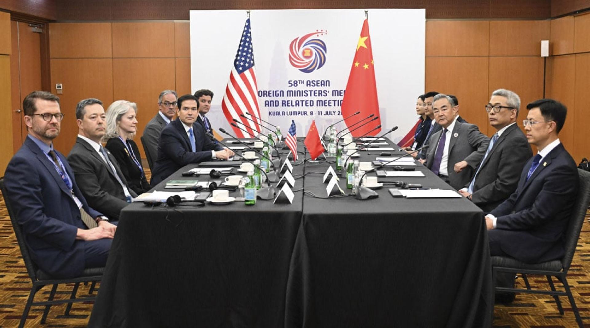 王毅在吉隆坡会见鲁比奥。（图：新华社）