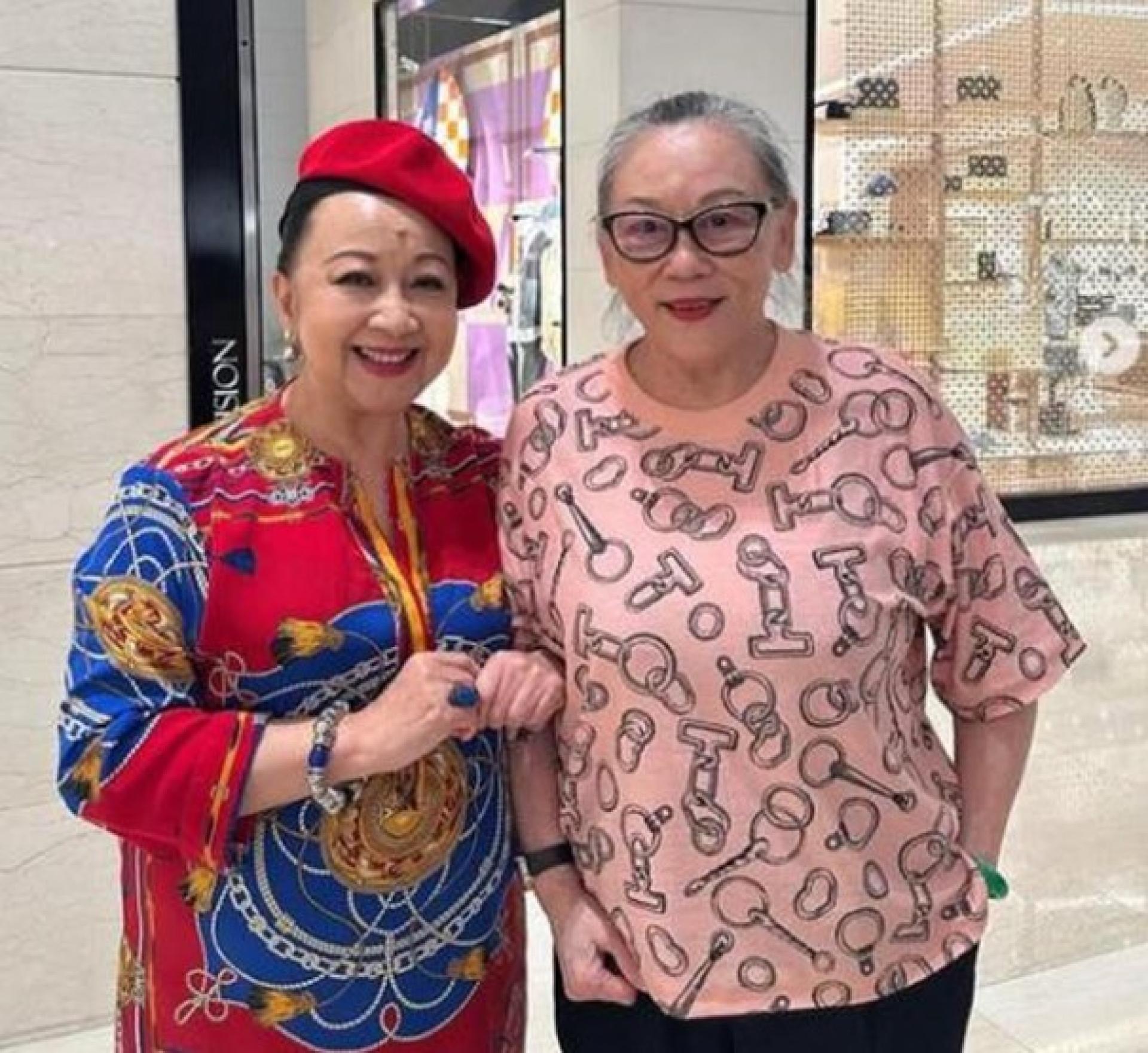 薛家燕（左）在马来西亚为Astro录制歌曲比赛节目时，巧遇久未见面的姚苏蓉。