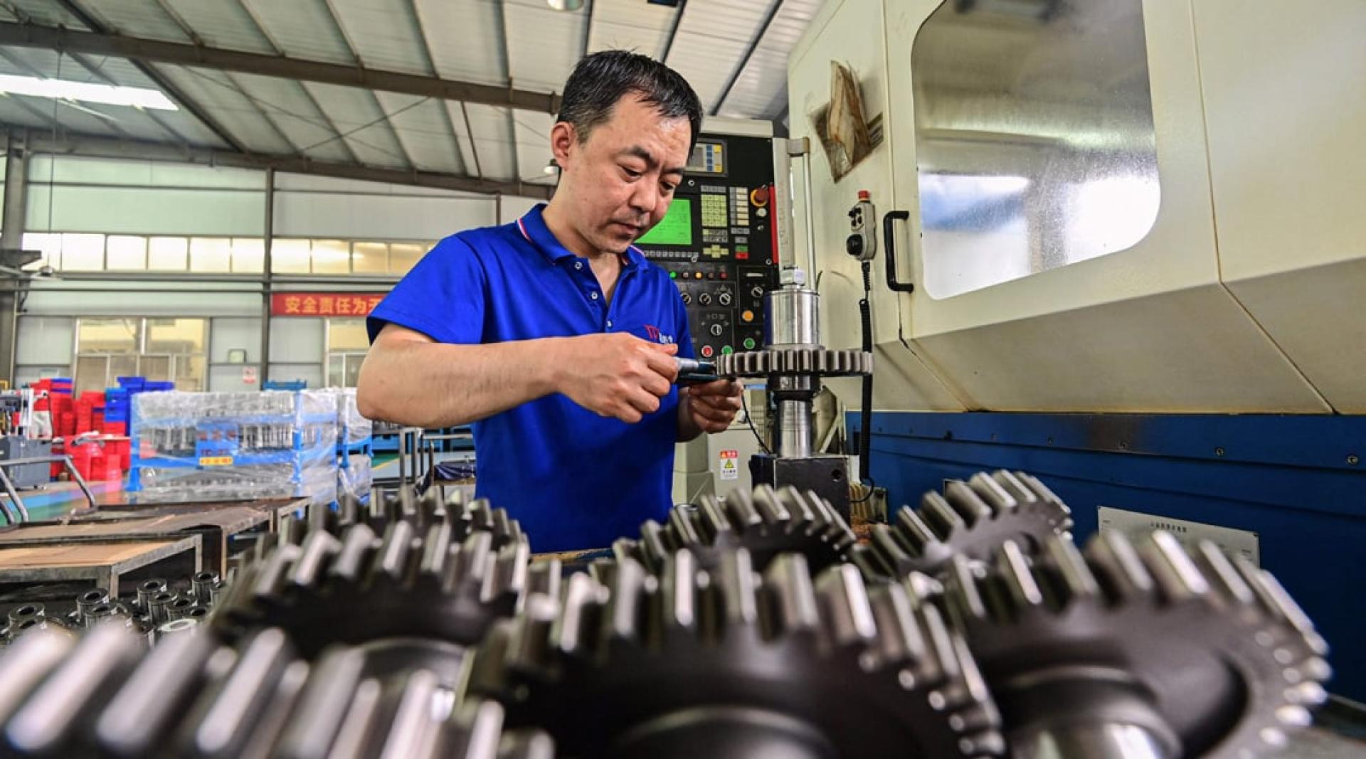 员工在中国一家汽车齿轮制造厂工作。