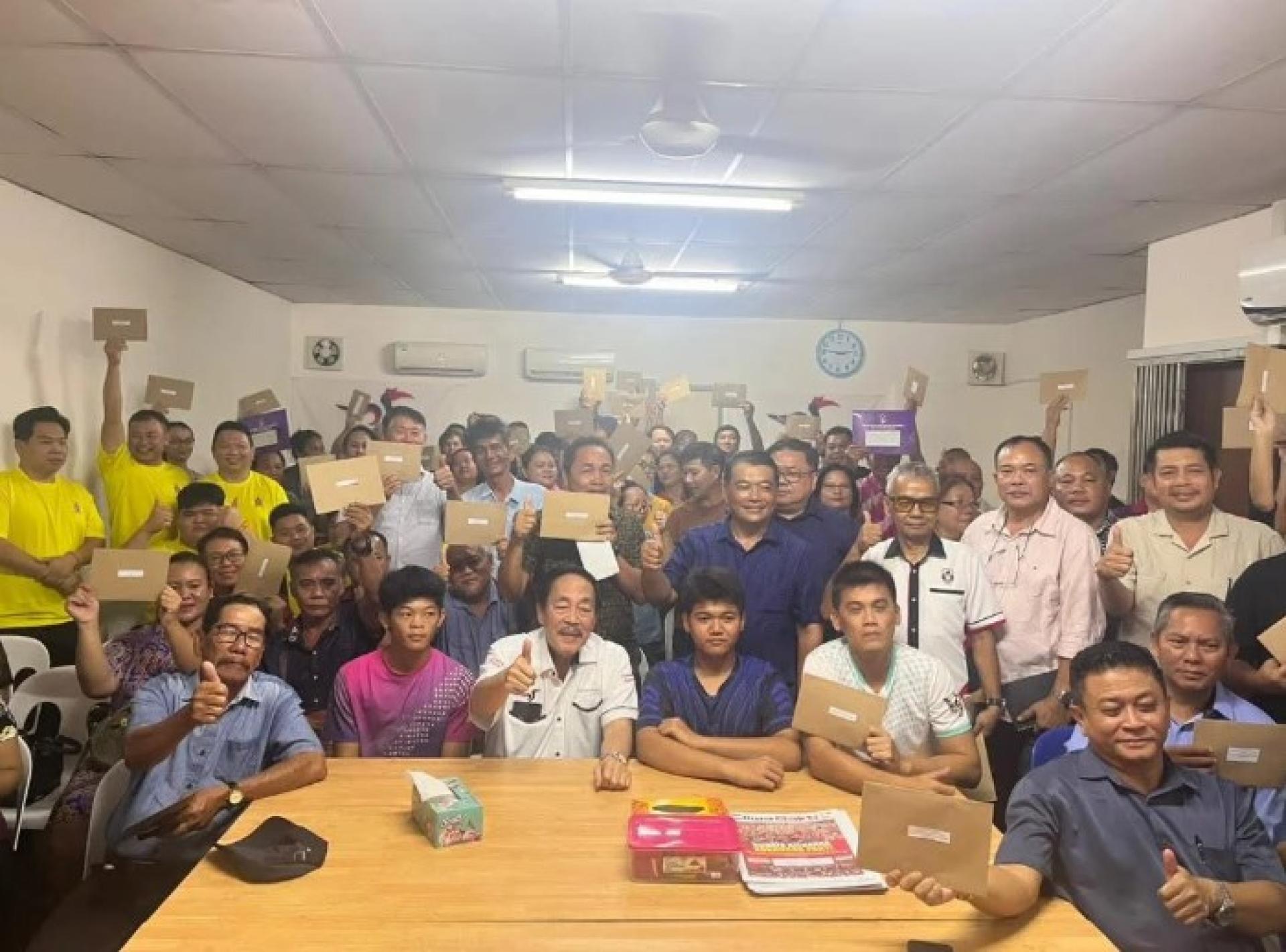 罗伦沙加（前排中）与受惠单位代表合影，场面温馨。仪式于昨日在Tapah达叻土保党支部服务中心举行。