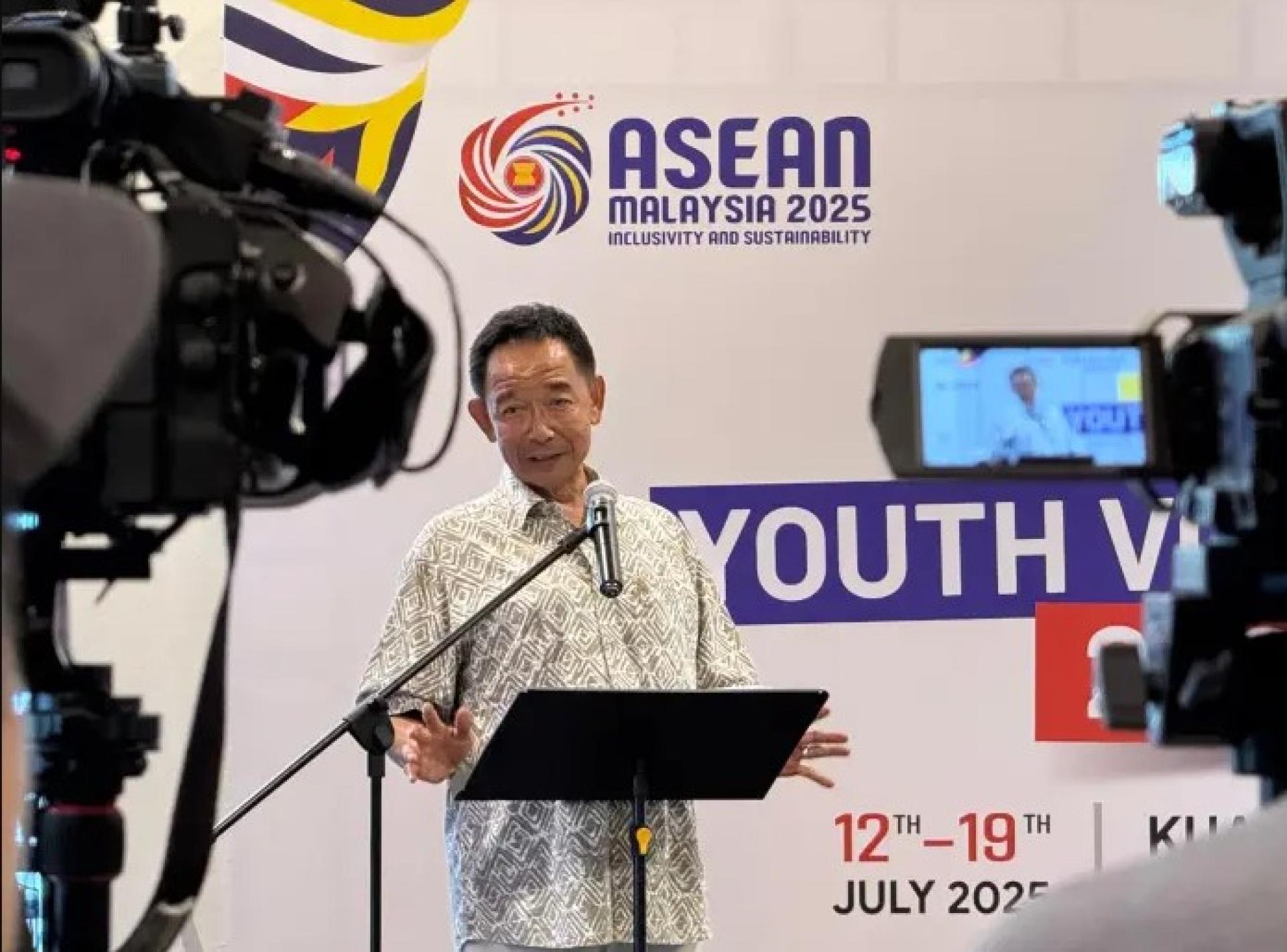 阿都卡林于2025年7月13日，在古晋举行的东盟青年志愿者欢迎晚宴上致辞。