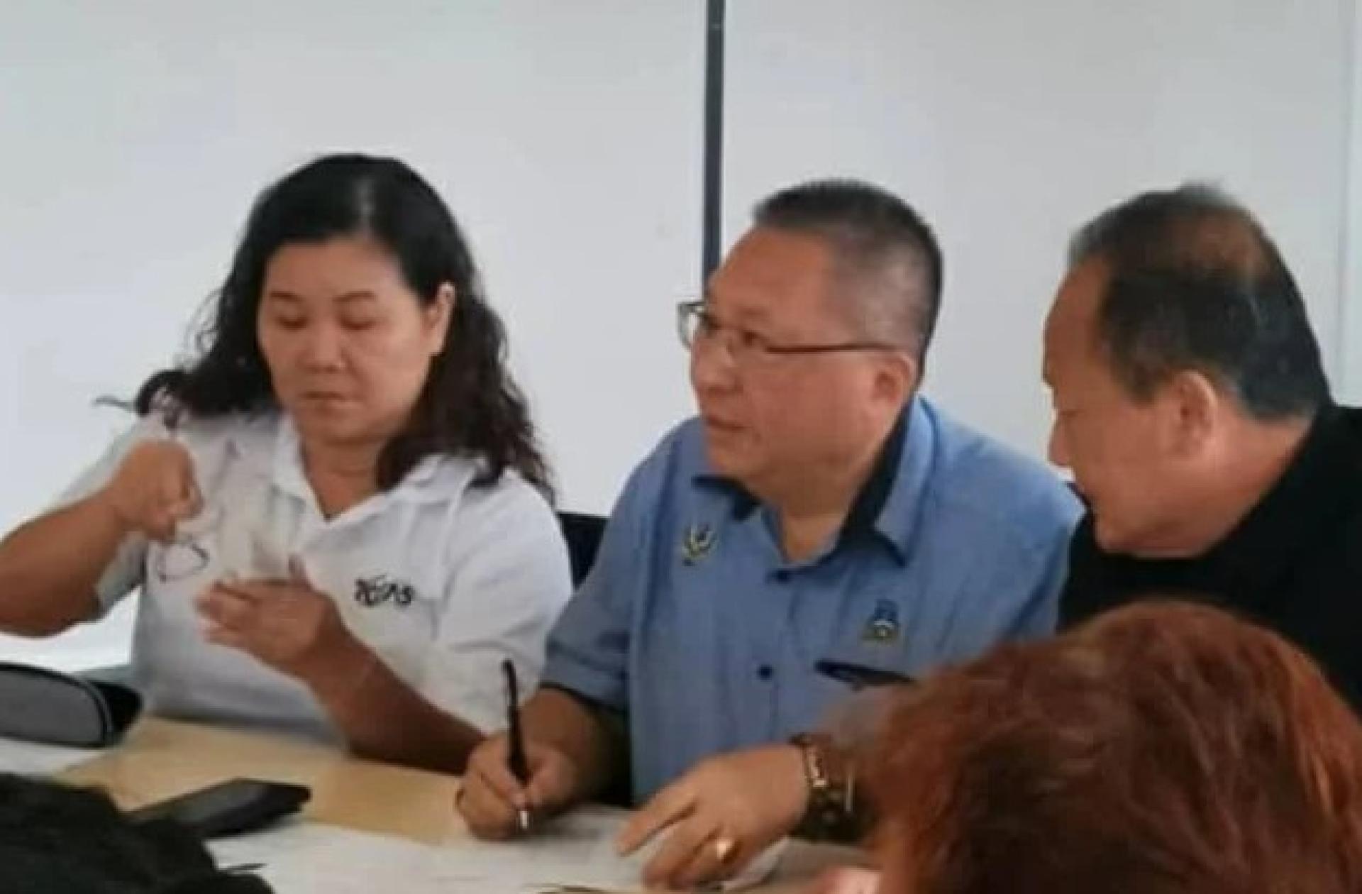 黄鸿圣（中）宣布不再续任砂拉越业余游泳总会主席一职。