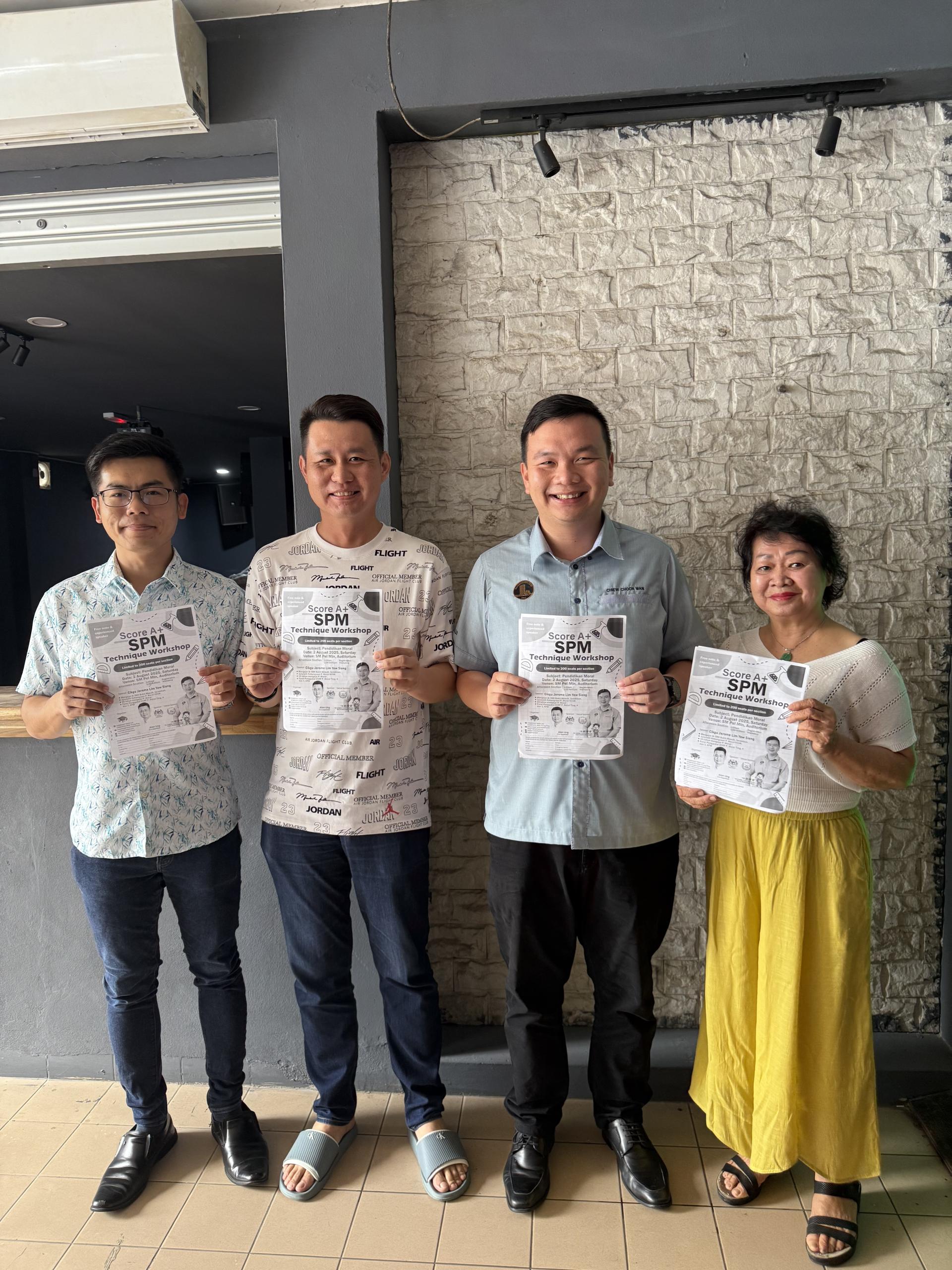 左起是罗立原律师、筹备会主席林思健律师，总赞助人赵俊文律师和林芳仙展示工作坊传单时摄  。