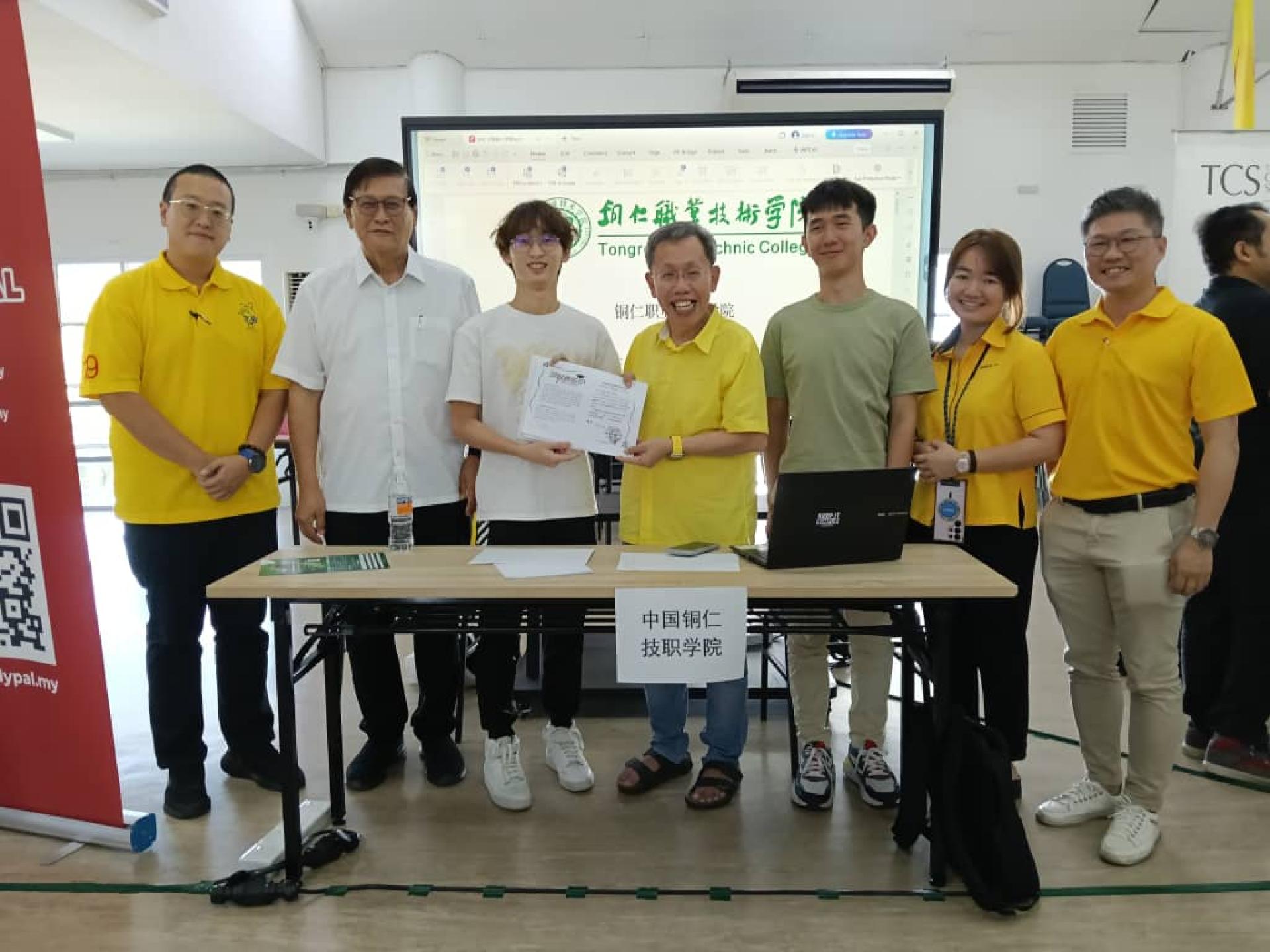 古晋中华第一中学的张值鞅，是通过人联党属下继续教育培训中心的协助与推荐，日前正式获得中国铜仁职业技术学院录取通知。