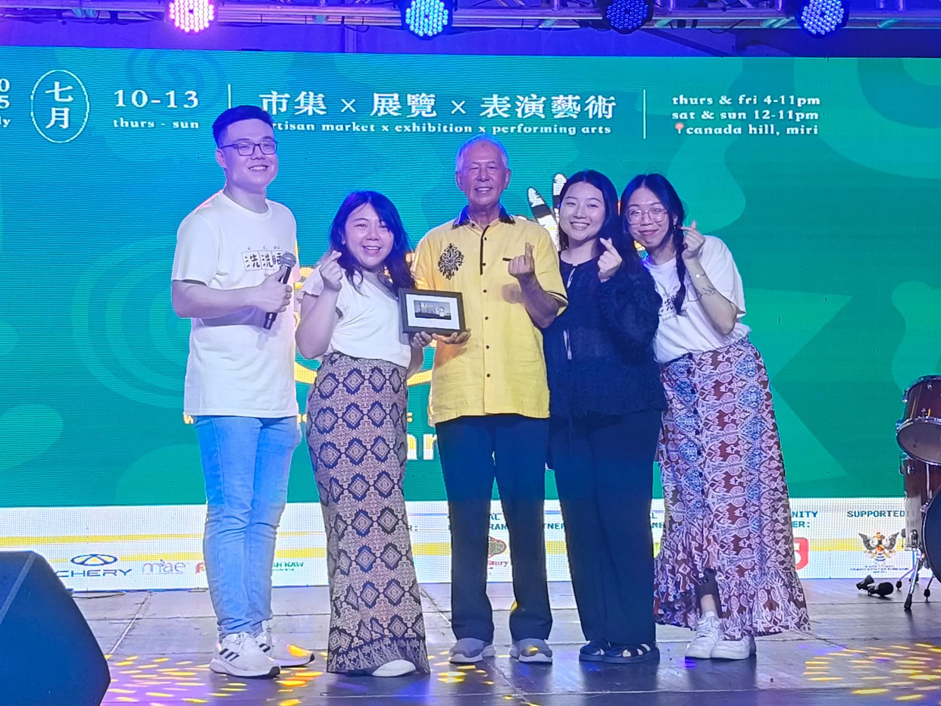 联合筹备会主席林欣燕（左2）赠送纪念品予砂旅游部副部长拿督陈超耀（左3）。