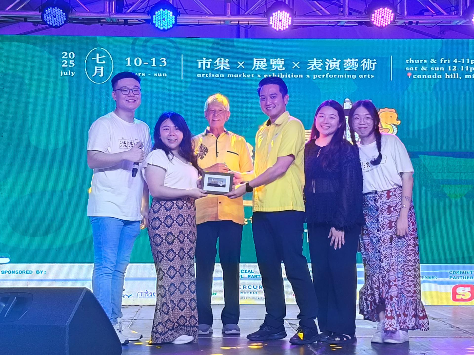 联合筹备会主席林欣燕（左2）在砂旅游部副部长拿督陈超耀（左3）见证下，赠送纪念品予美里市长俞小珊的代表许勋扬。