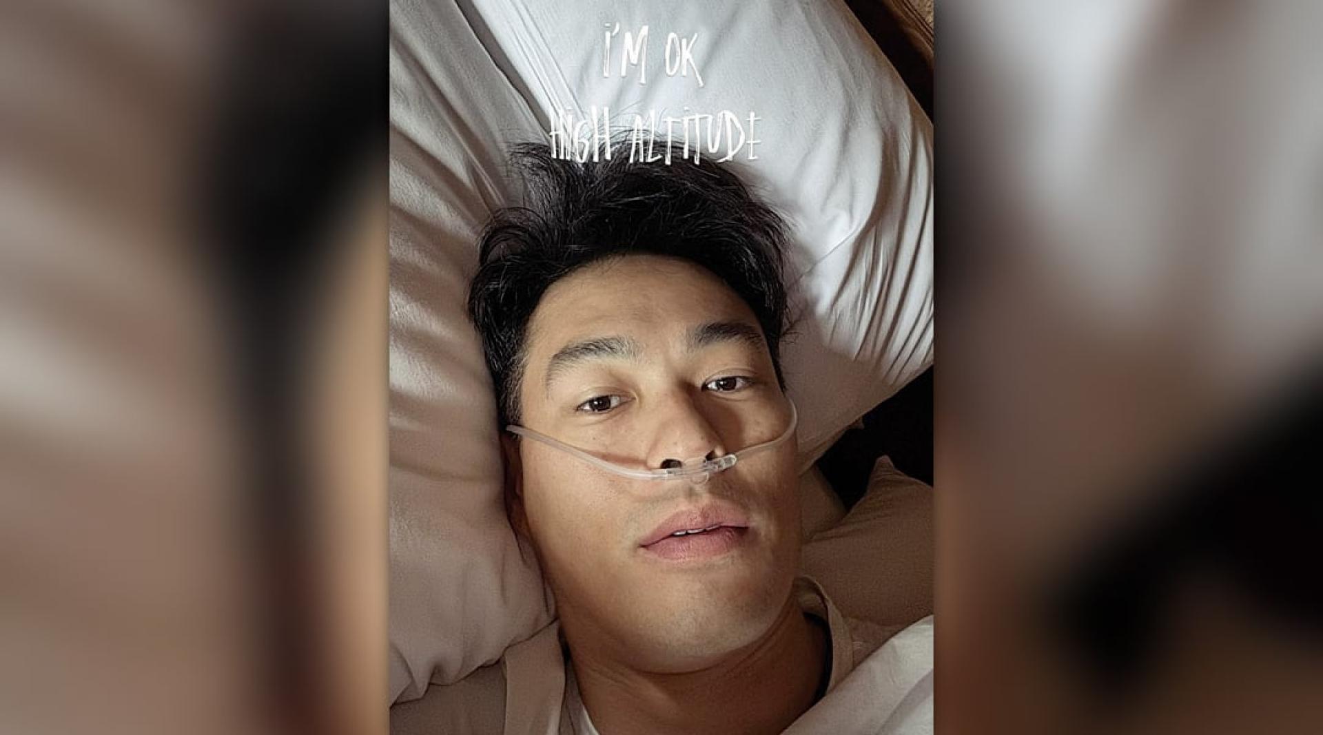 杨祐宁戴氧气鼻管虚弱躺床。