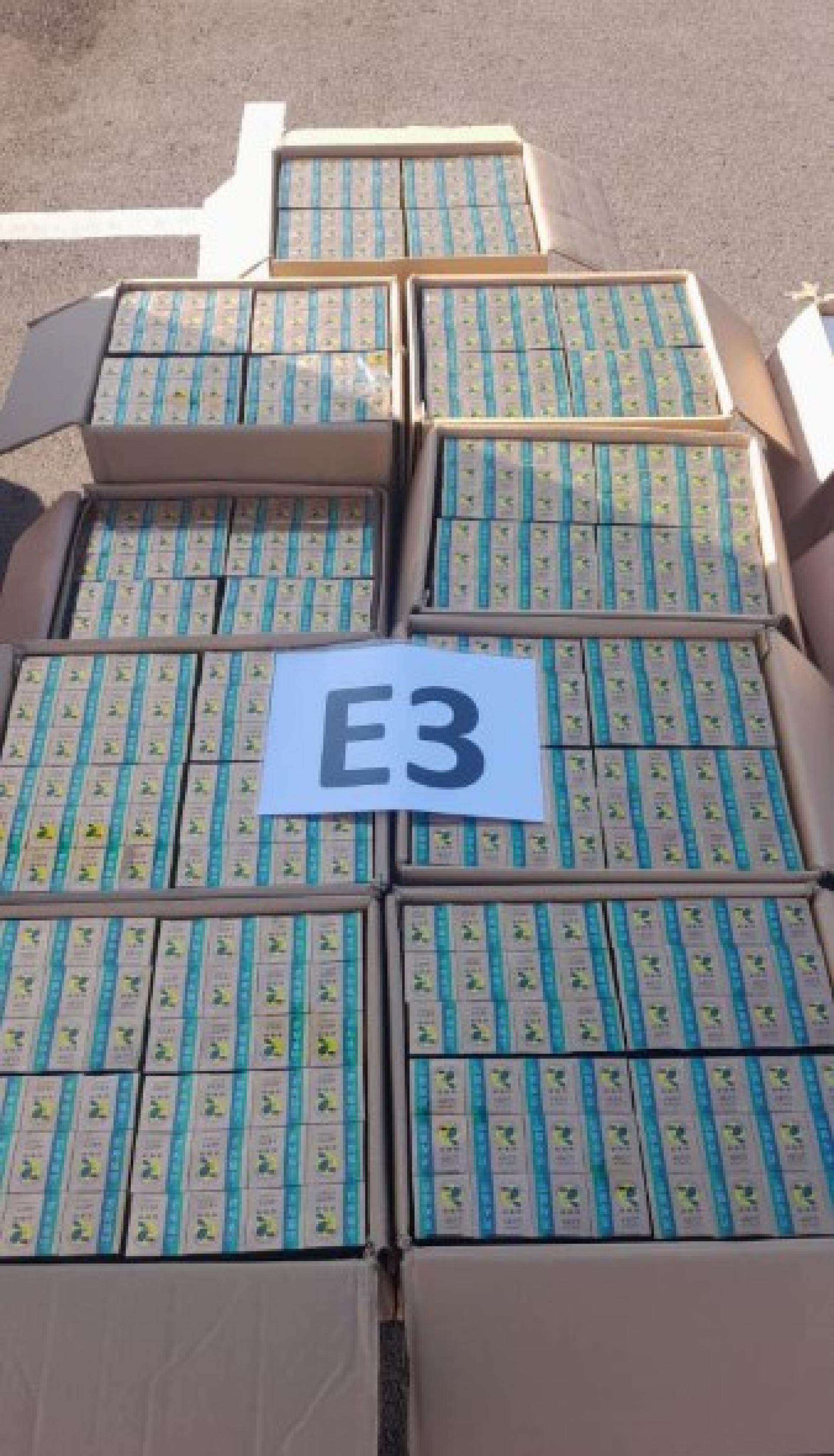 在石隆门被查获的走私药品与草药产品。