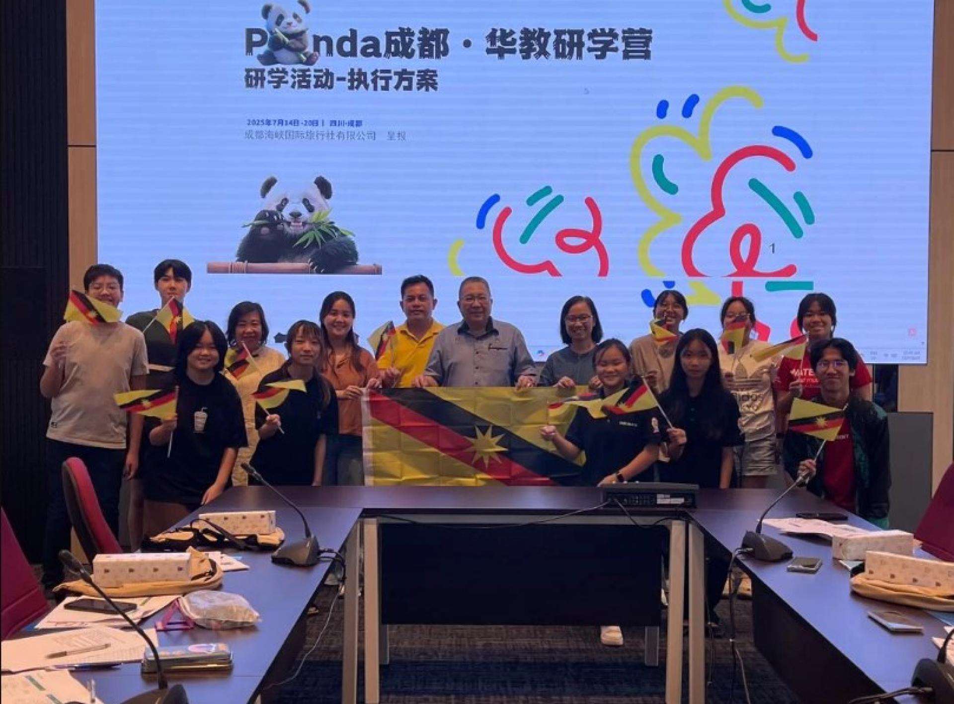黄鸿圣（蓝衣）与南市儿童理事会代表团合影。