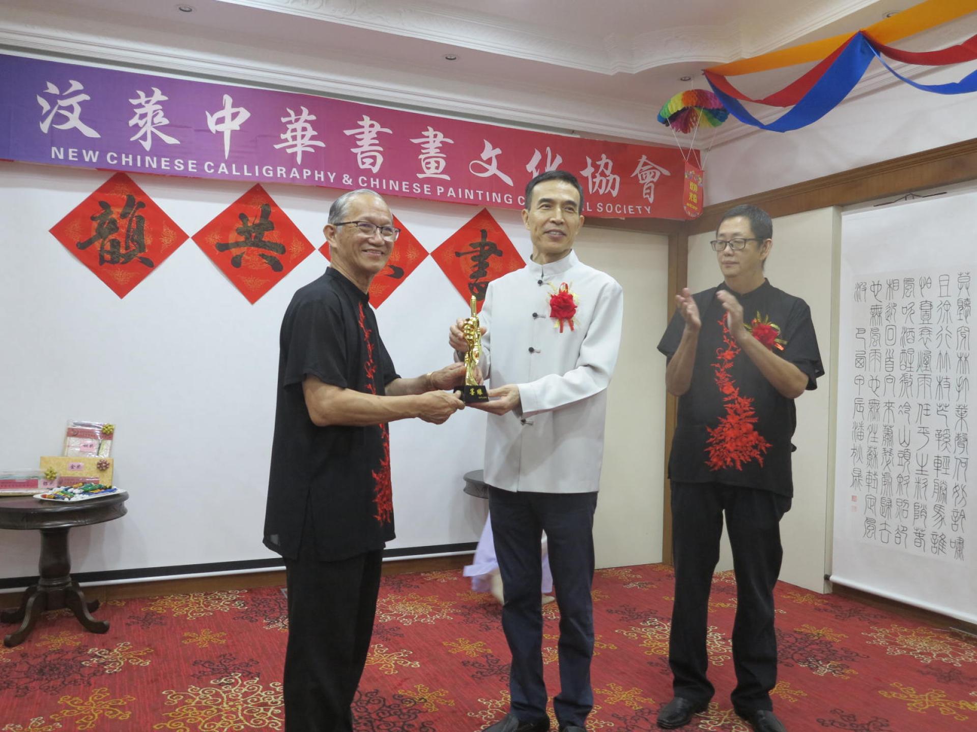 观念集团总经理、汶莱中华书画文化协会副会长包平生赠送“墨缘”纪念品予肖建国大使