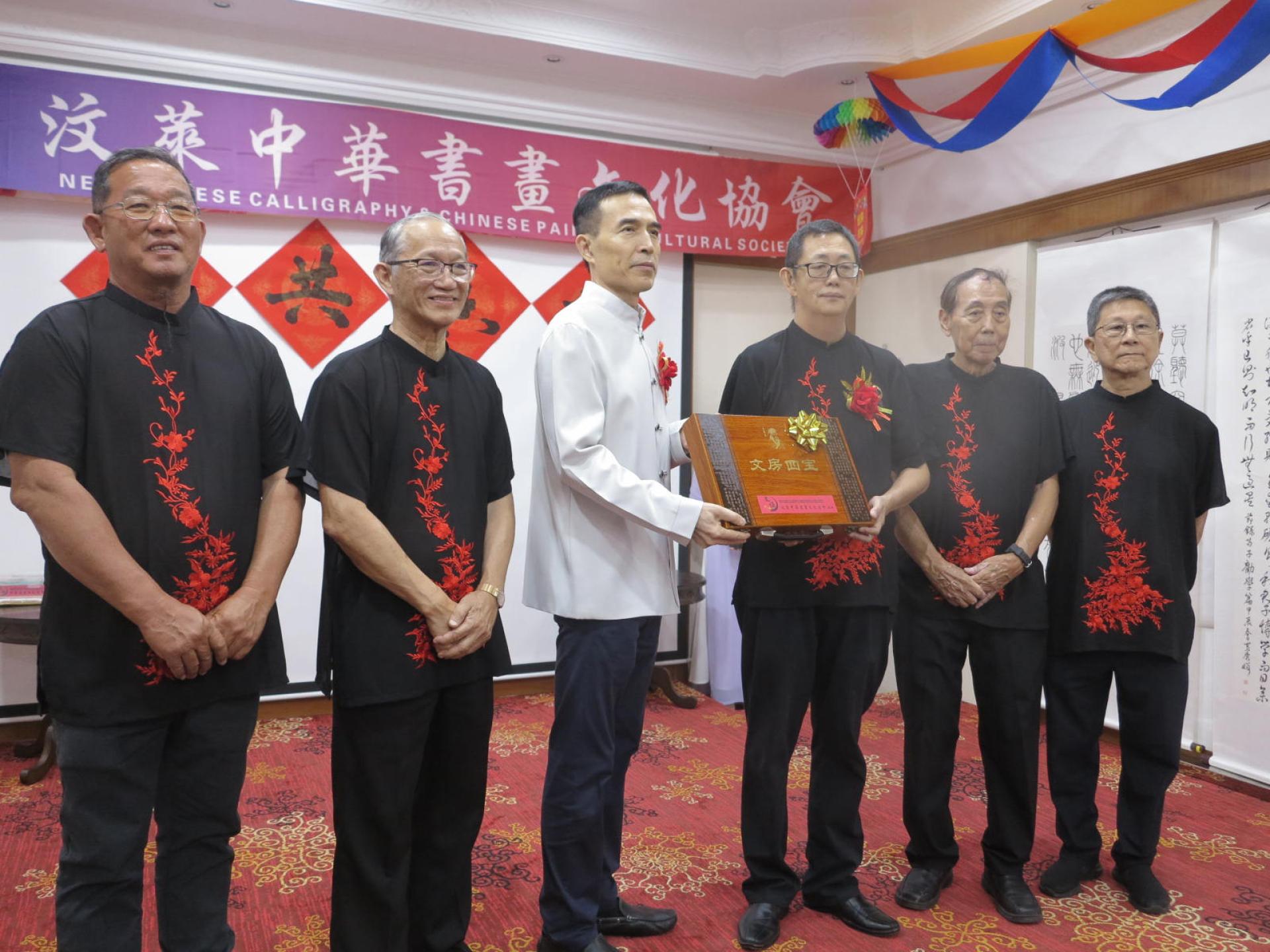 图 P250715LYK02A 汶莱中华书画文化协会会长杨镇声赠送纪念品予肖建国大使