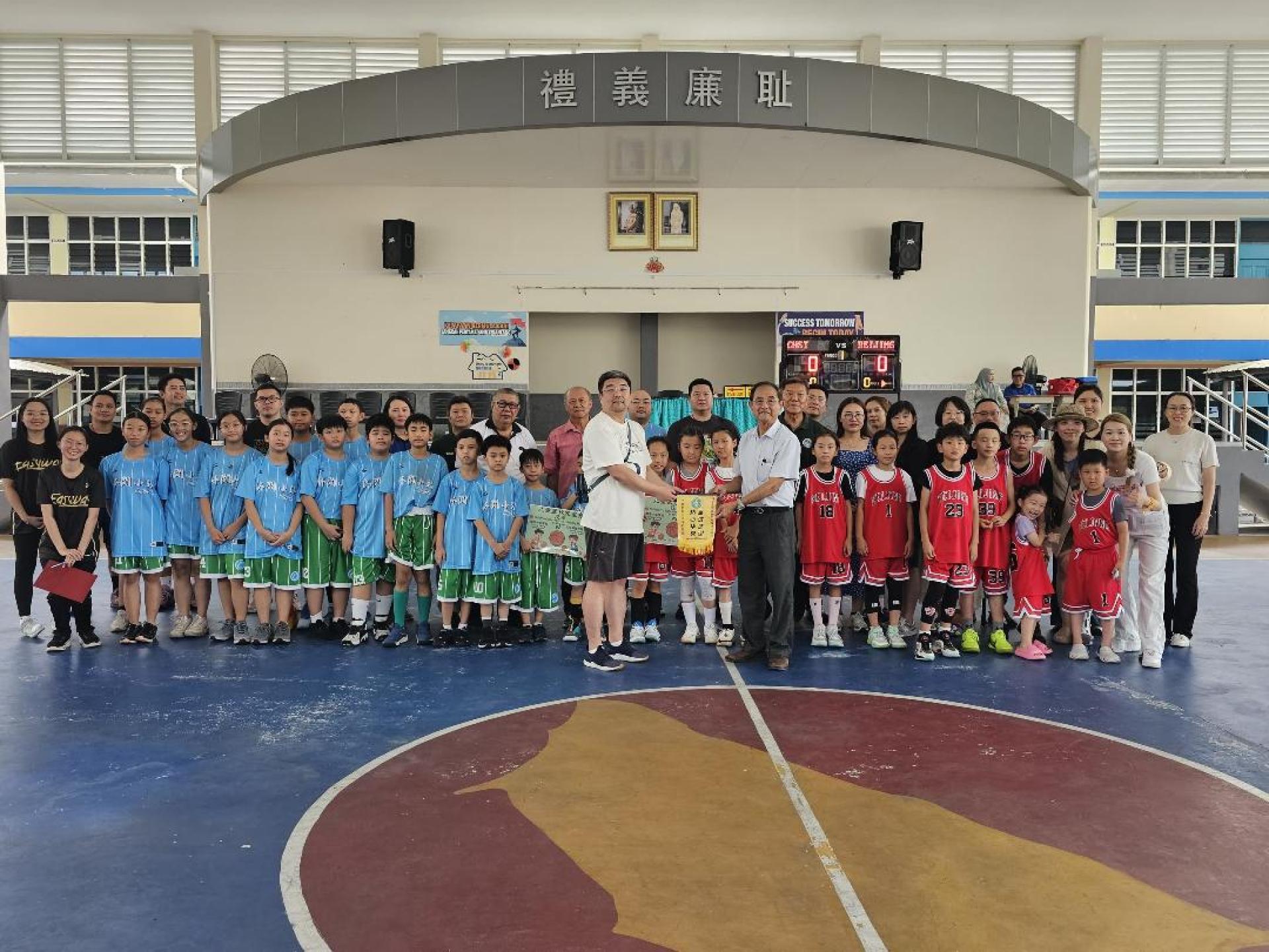 都东中华学校董事长孙胜利赠送锦旗于北京明远教育书院东园校区教练