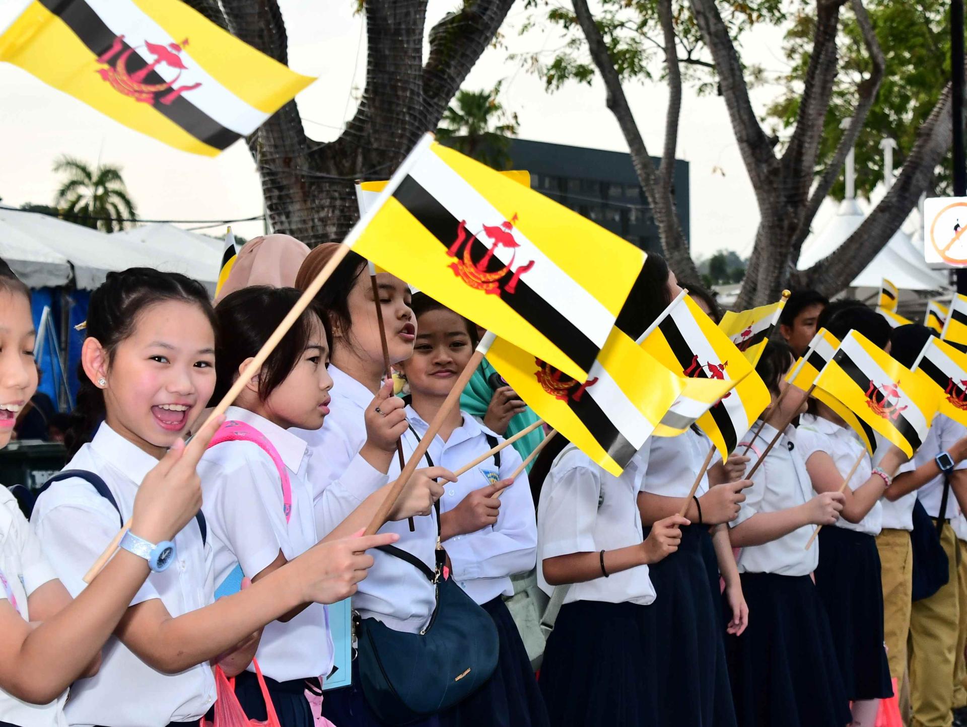 汶中学生挥旗迎接苏丹到来