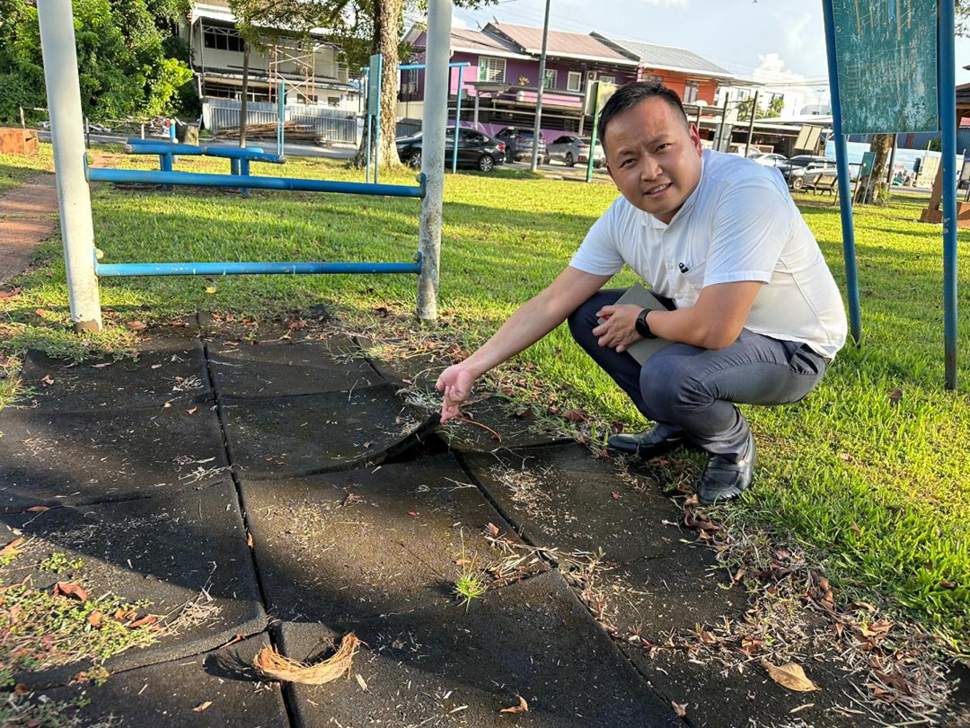 江峰年指出已损坏的地面。