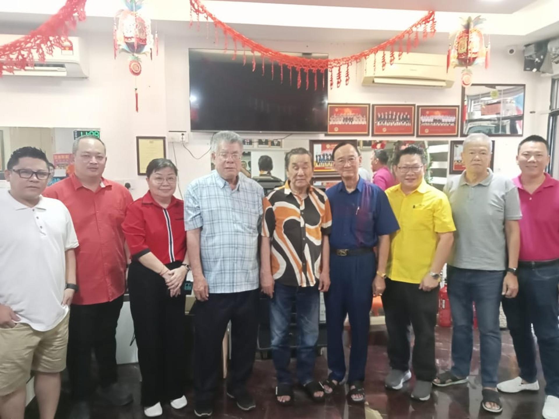 奖励金小组主任兼本会教育主任郑志国（右3）带领其组员向会长郭兴开（右4）及总会长黄张金发（左5）汇报奖励金后合摄。